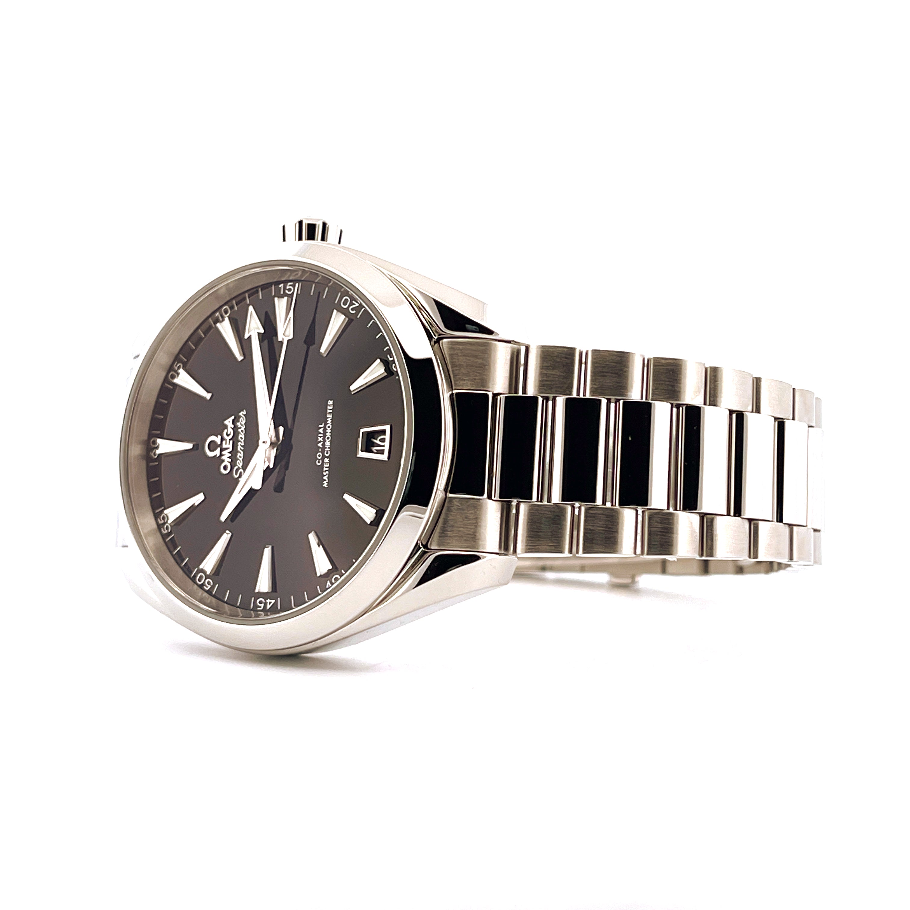 Omega Seamaster Aqua Terra 41 mm Stahl mit schwarzem Zifferblatt und Stahlarmband auf weißem Hintergrund