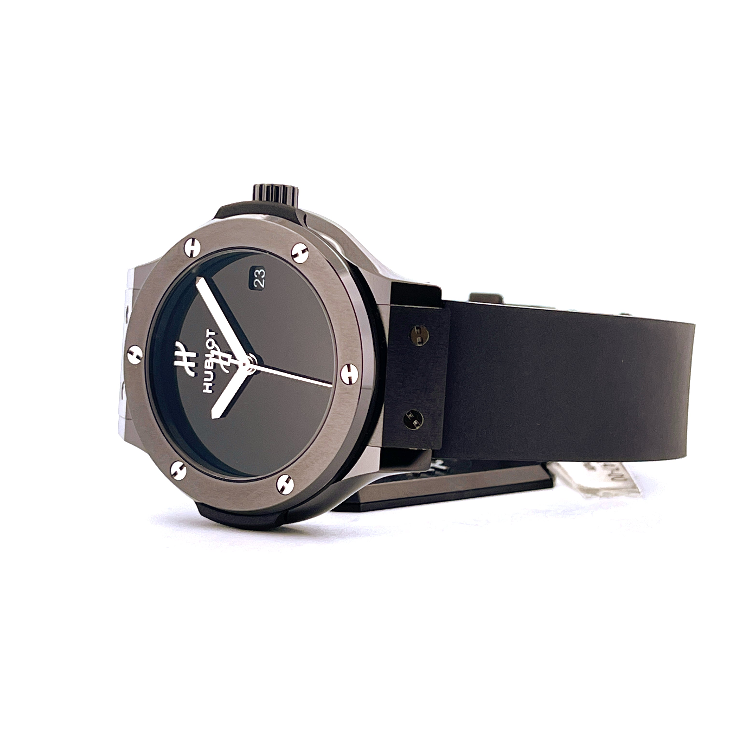 Hublot Classic Fusion Original Black Magic 38 mm Keramik-Uhr im Profil mit schwarzem Zifferblatt und Kautschukband
