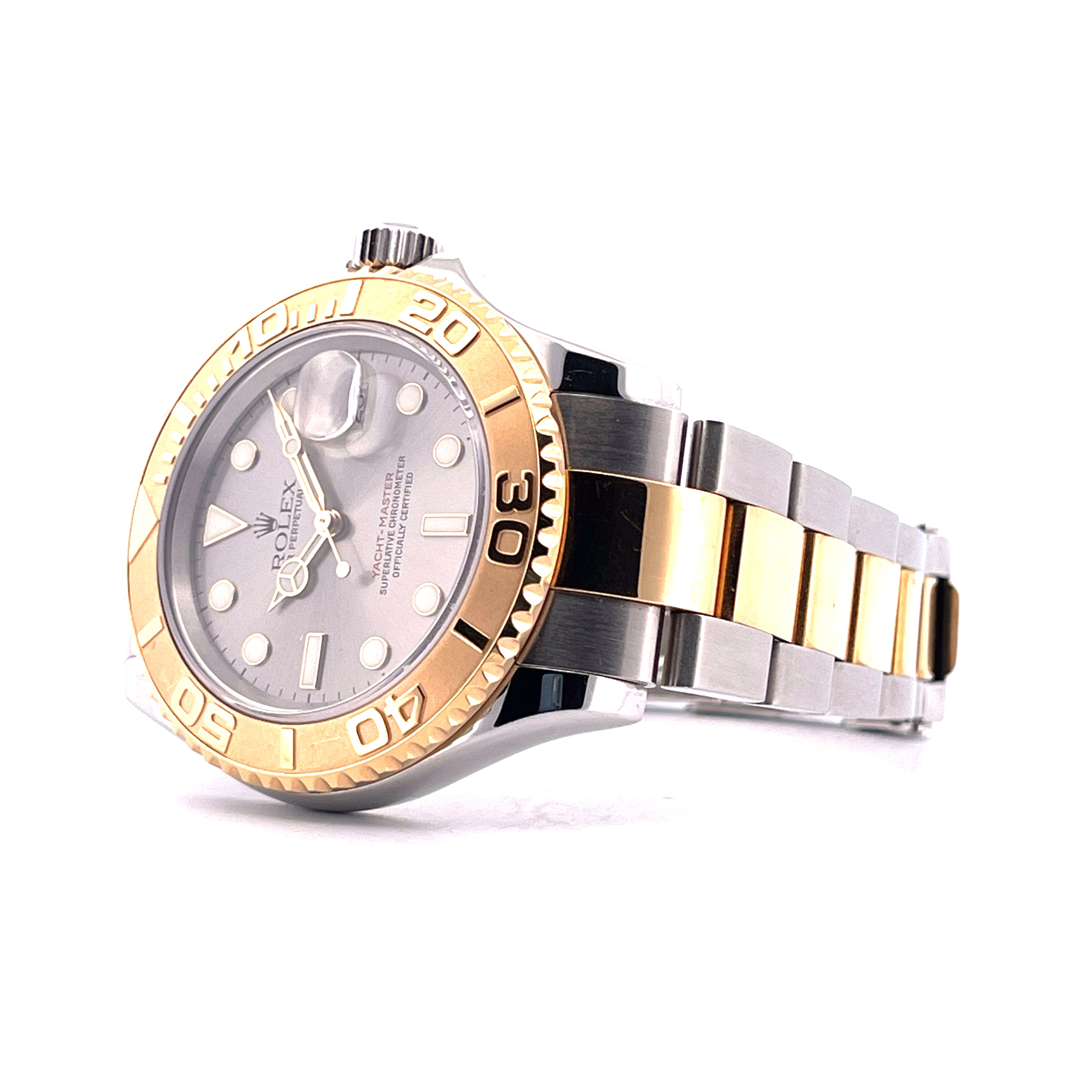 Rolex Yacht-Master 16623 im Dreiviertelprofil mit bicolor-Armband und goldener Lünette