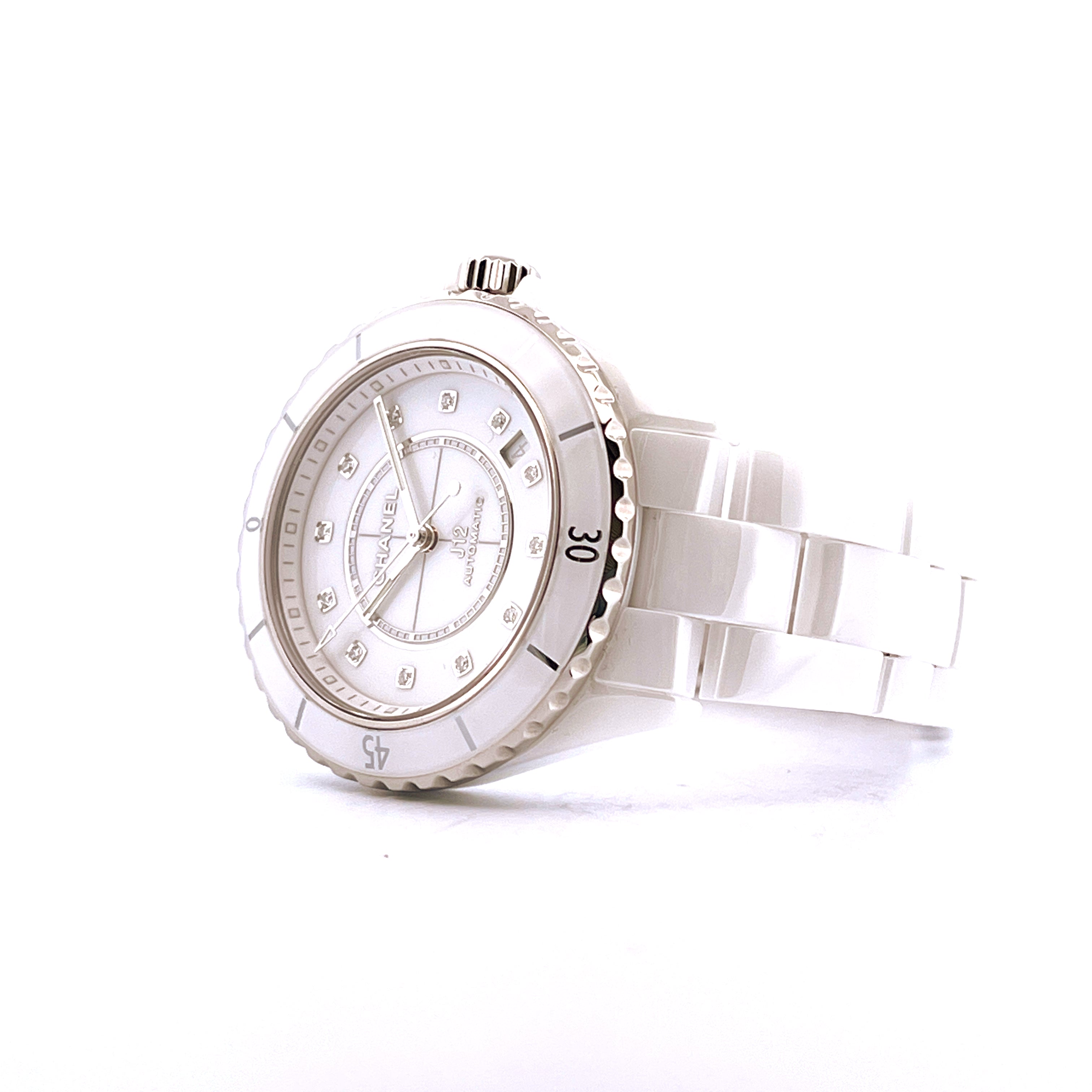 Seitenansicht einer weißen Keramik Chanel J12 38 mm Automatik-Uhr mit Diamant-Indizes auf weißem Hintergrund
