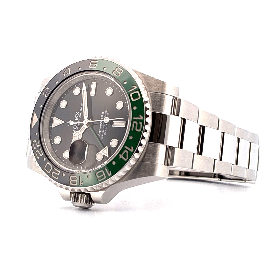 Rolex GMT-Master II Lefthand aus Edelstahl mit grüner und schwarzer Lünette, seitliche Ansicht mit Armband auf weißem Hintergrund