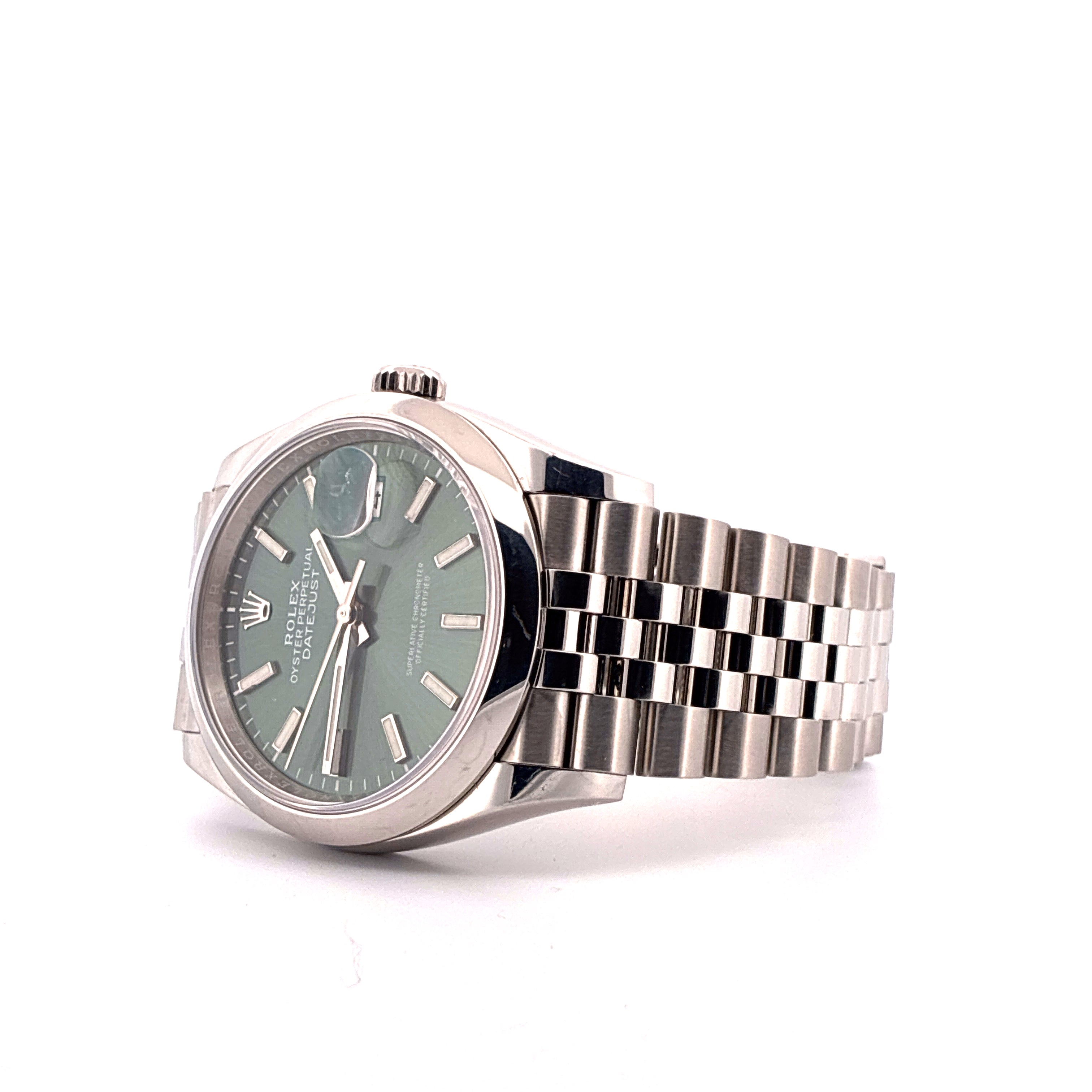 Rolex Datejust 36 mit silbernem Zifferblatt und Jubilee-Armband auf weißem Hintergrund