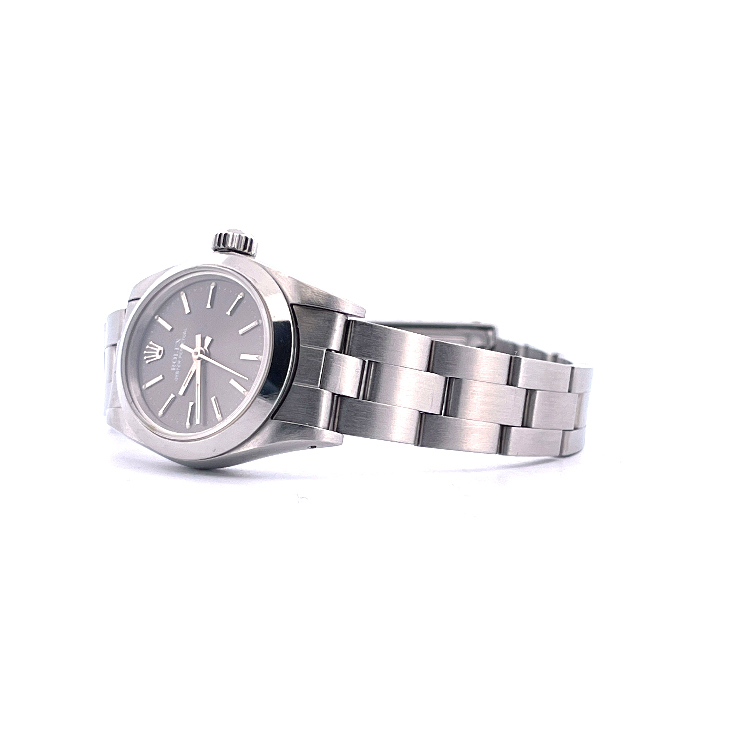 Rolex Oyster Perpetual Lady Edelstahl auf weißem Hintergrund, Seitenansicht mit Felipe und Armband