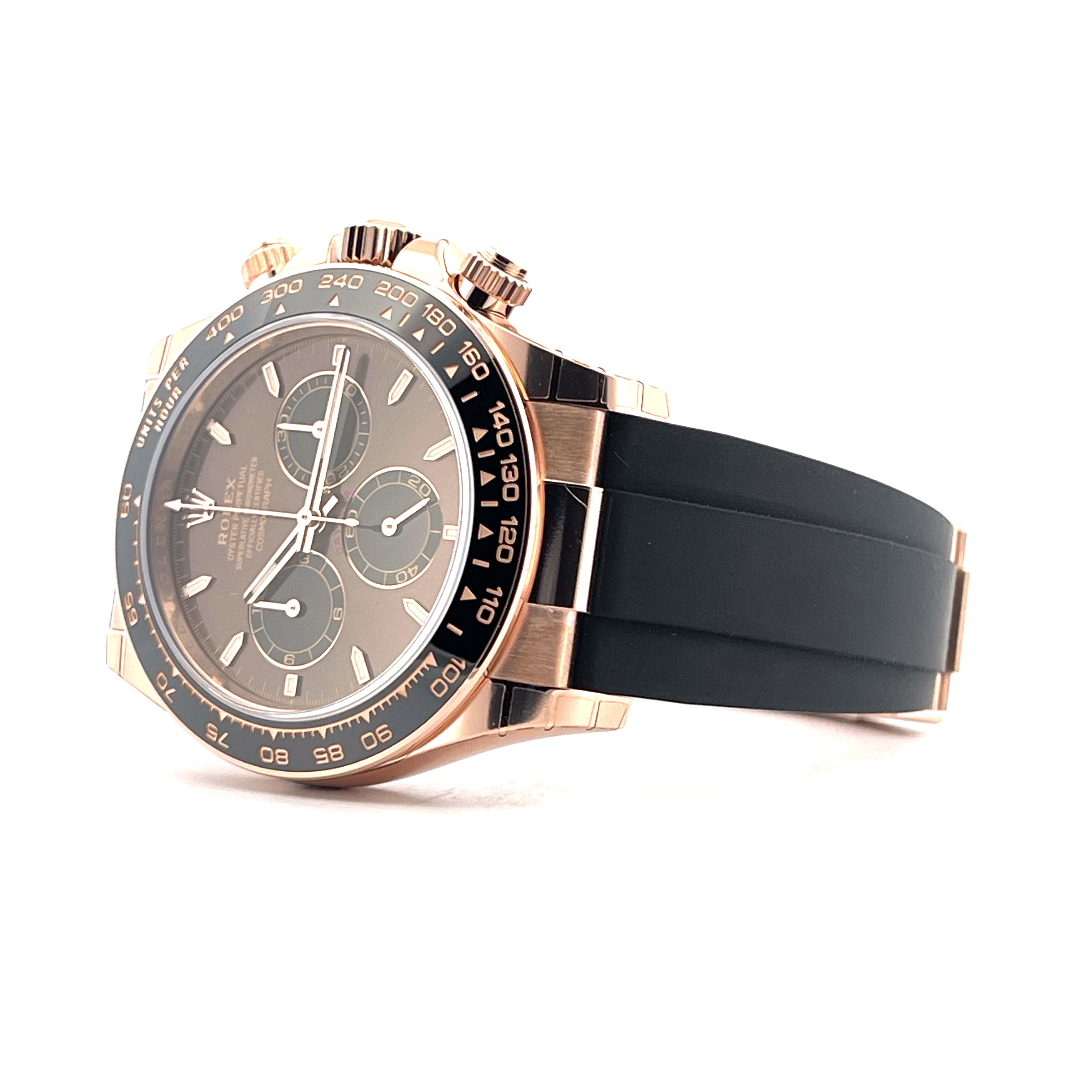 Rolex Cosmograph Daytona Chocolate 126515LN im Profil mit schwarzem Band