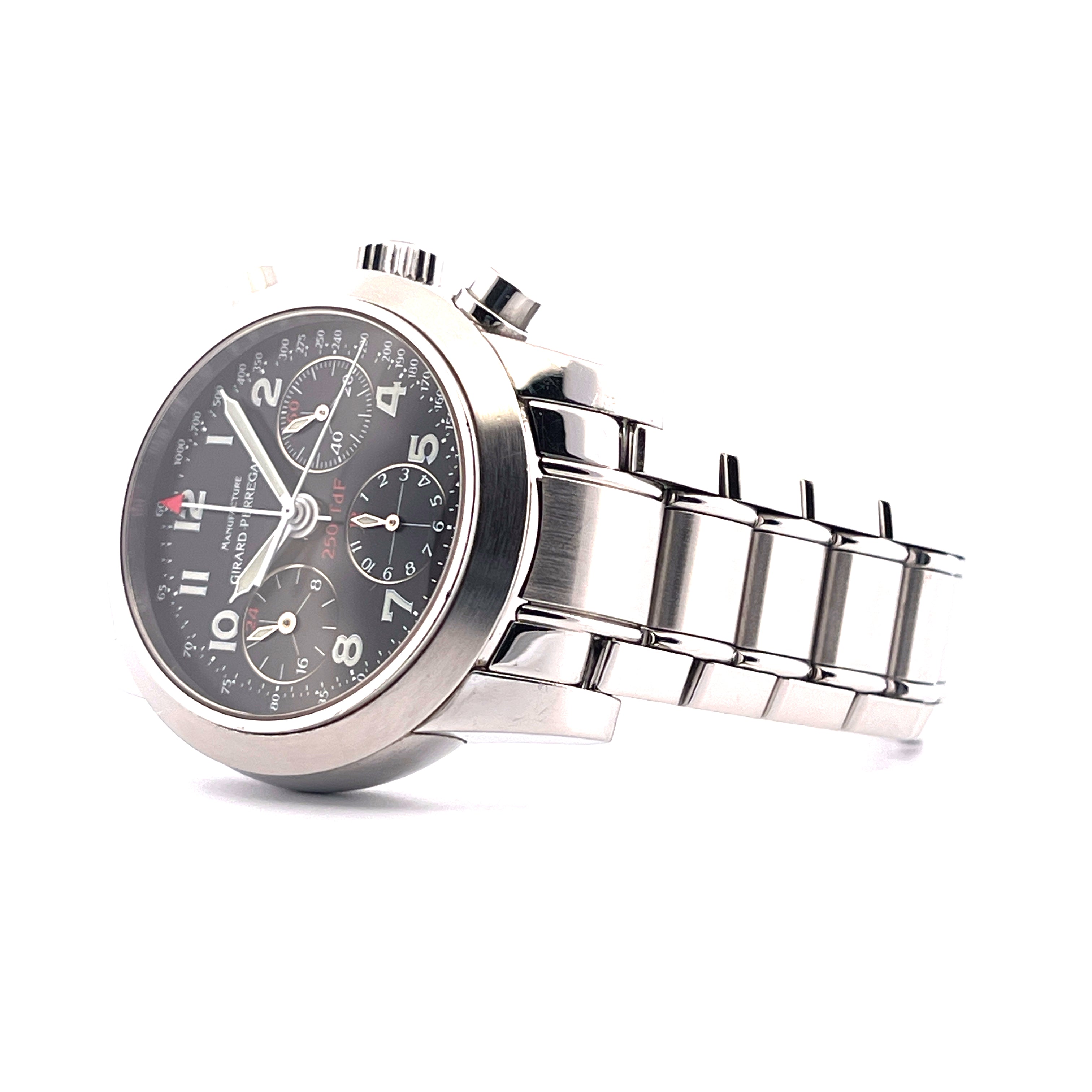 Girard Perregaux Ferrari 250 Chronograph Automatik Edelstahl auf weißem Hintergrund