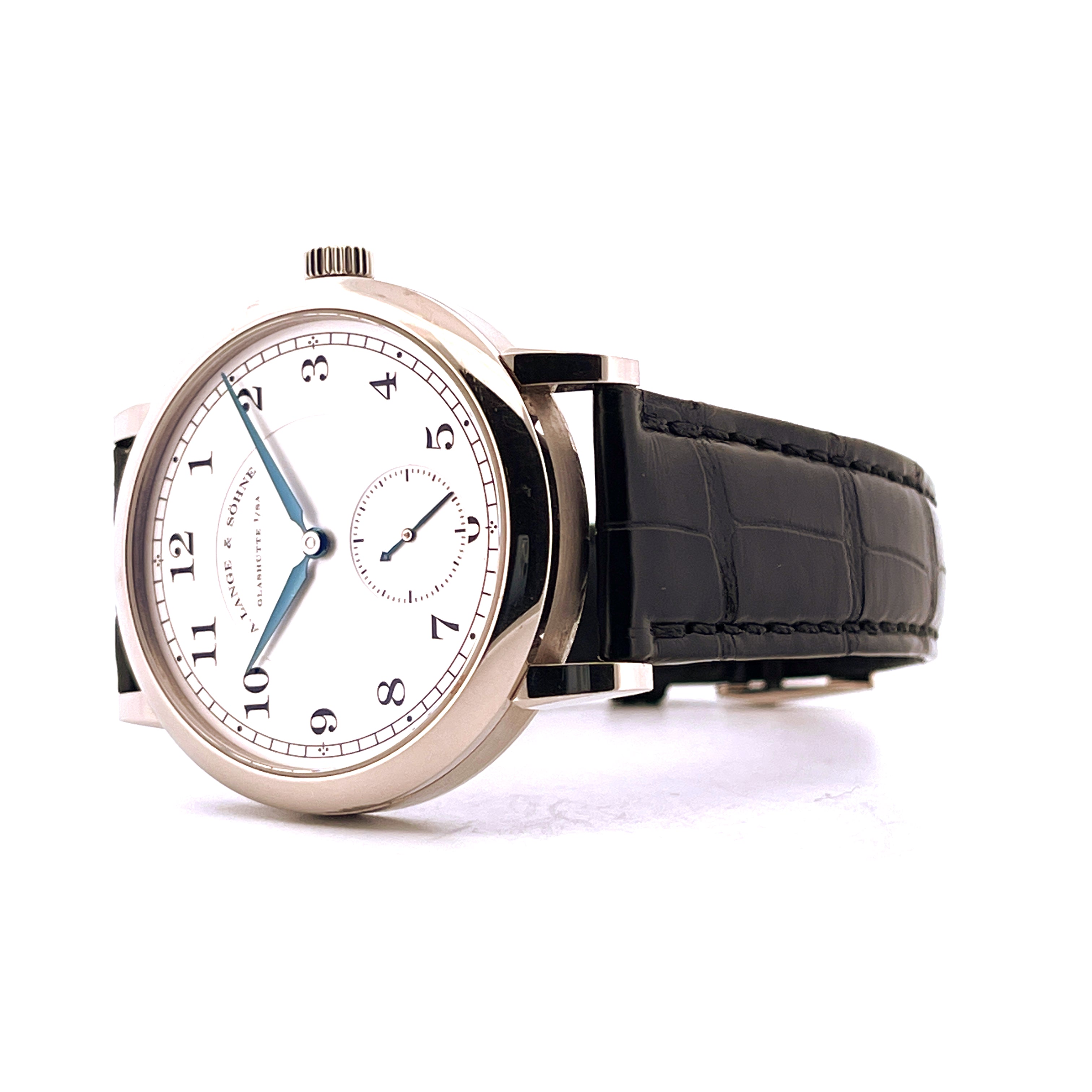 A. Lange & Söhne 1815 Weißgold 40 mm mit schwarzem Lederarmband auf weißem Hintergrund