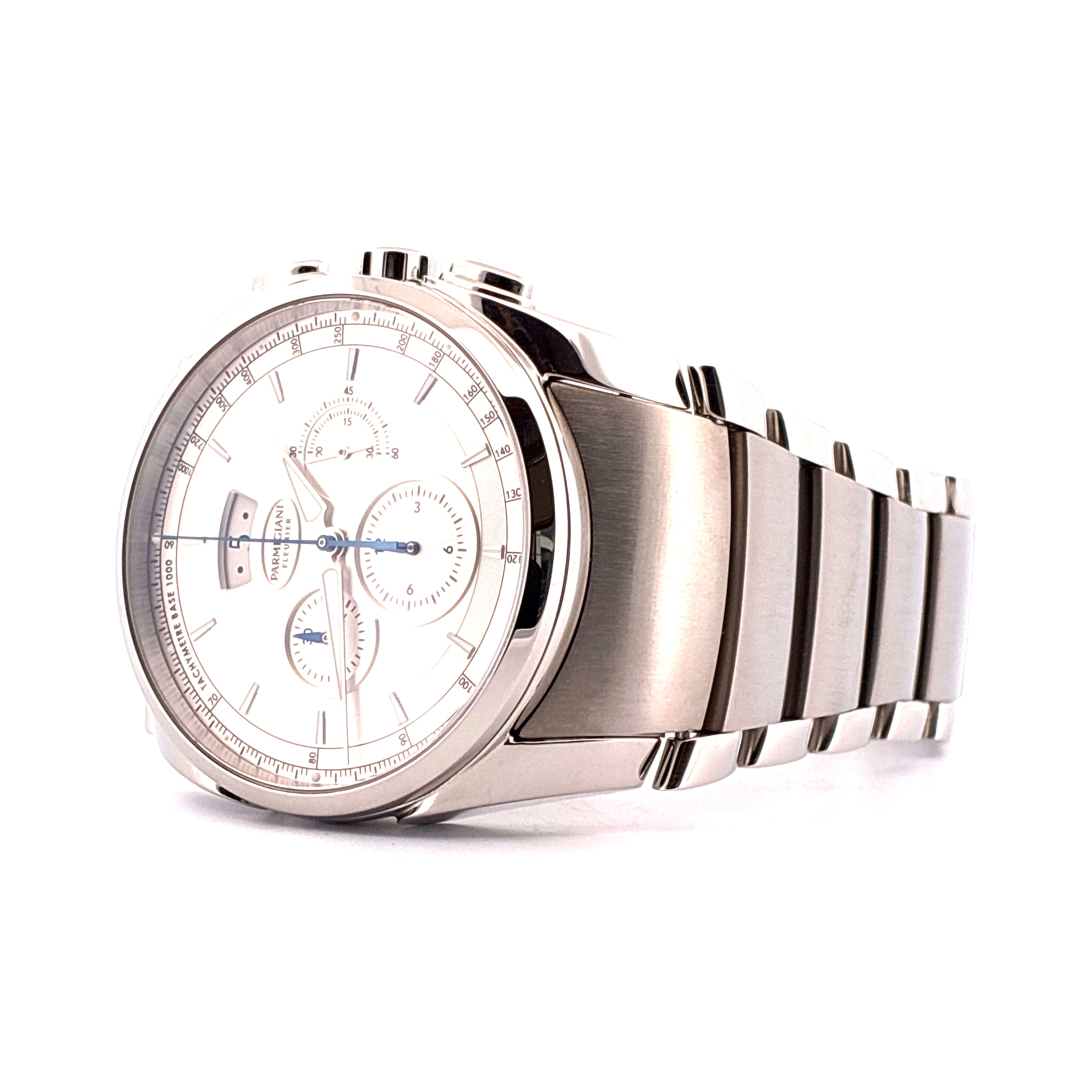 Parmigiani Fleurier Tonda Metrographe Chronograph mit weissem Zifferblatt und Stahlgehaeuse auf weissem Hintergrund