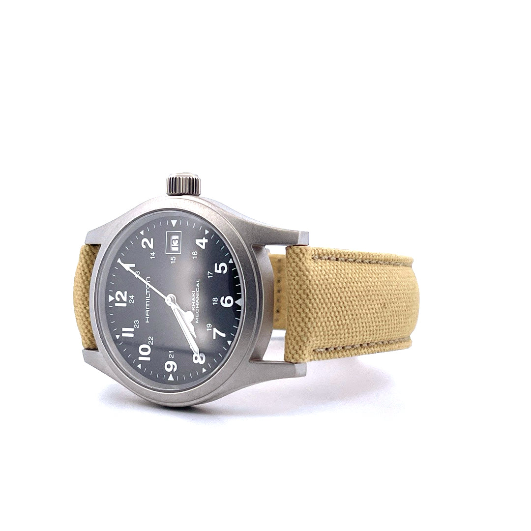 Hamilton Khaki Field Officer (2025), Schrägansicht mit Zifferblatt, Krone und Armband vor weißem Hintergrund