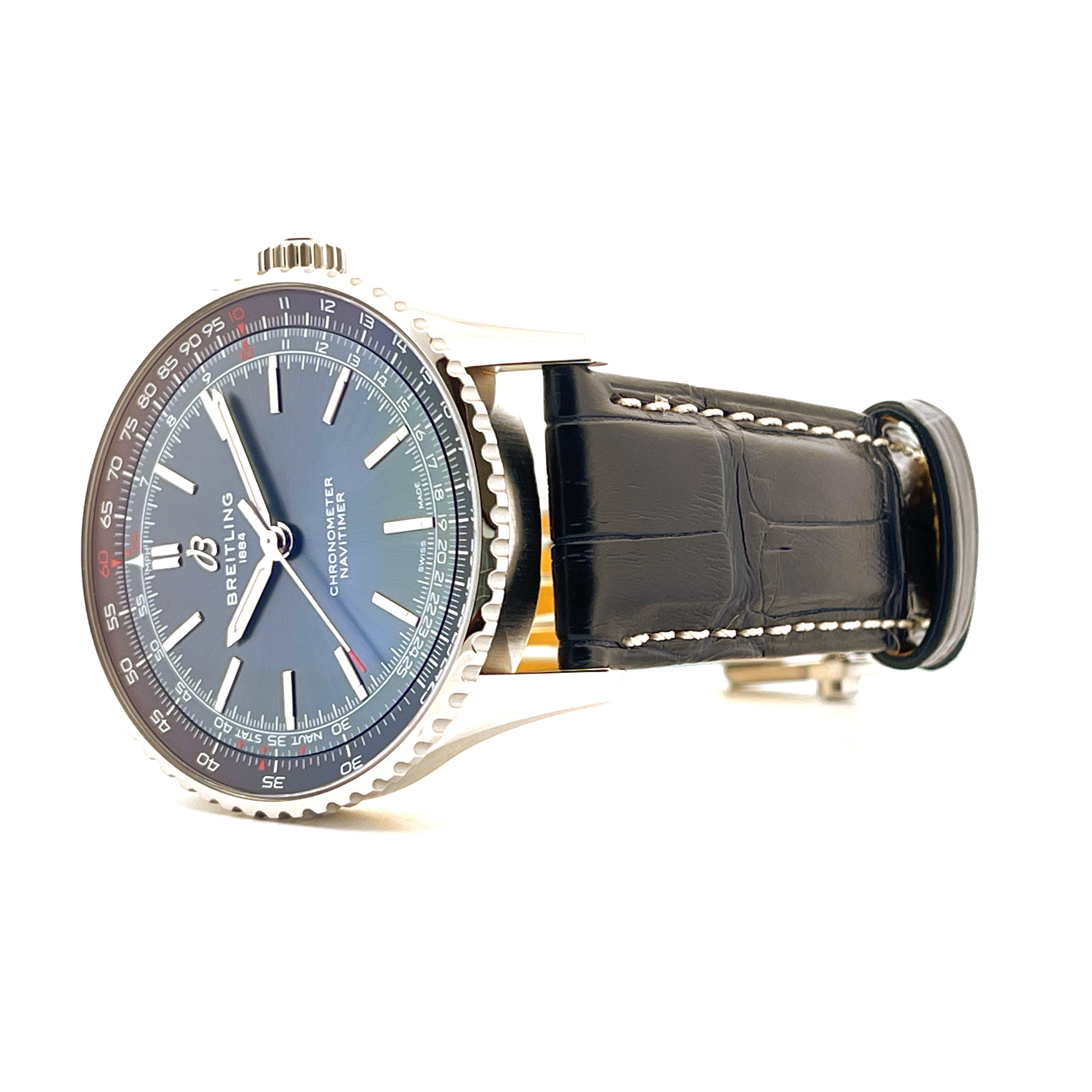 Breitling Navitimer Automatic 41 im Detail mit schwarzem Krokoband auf weißem Hintergrund