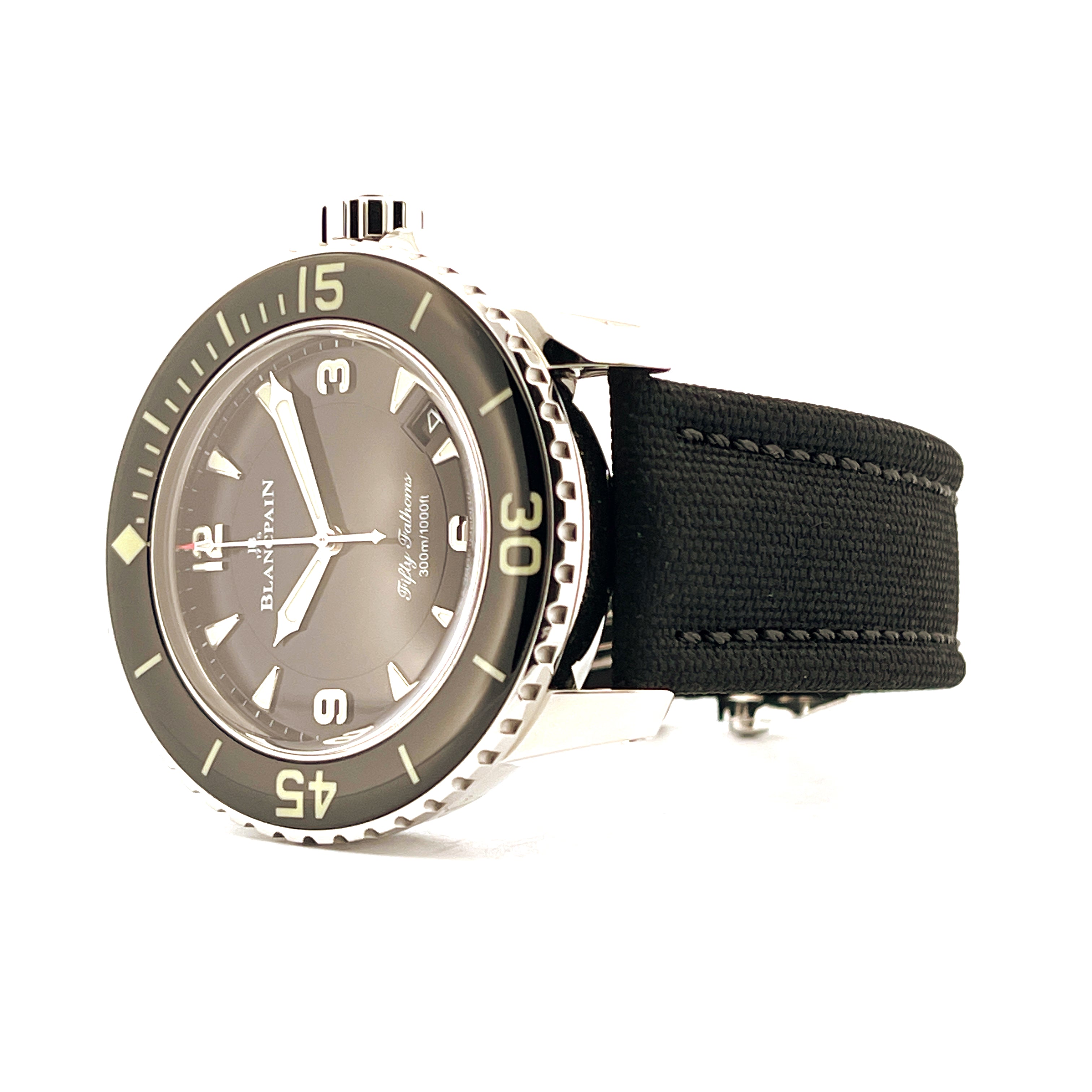 Blancpain Fifty Fathoms mit schwarzem Textilband im Halbprofil auf weißem Hintergrund