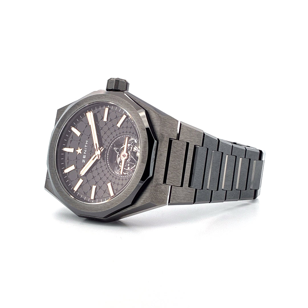 Zenith Defy Skyline Tourbillon aus schwarzer Keramik, Seitenansicht mit offenem Uhrwerk und Armband auf weißem Hintergrund