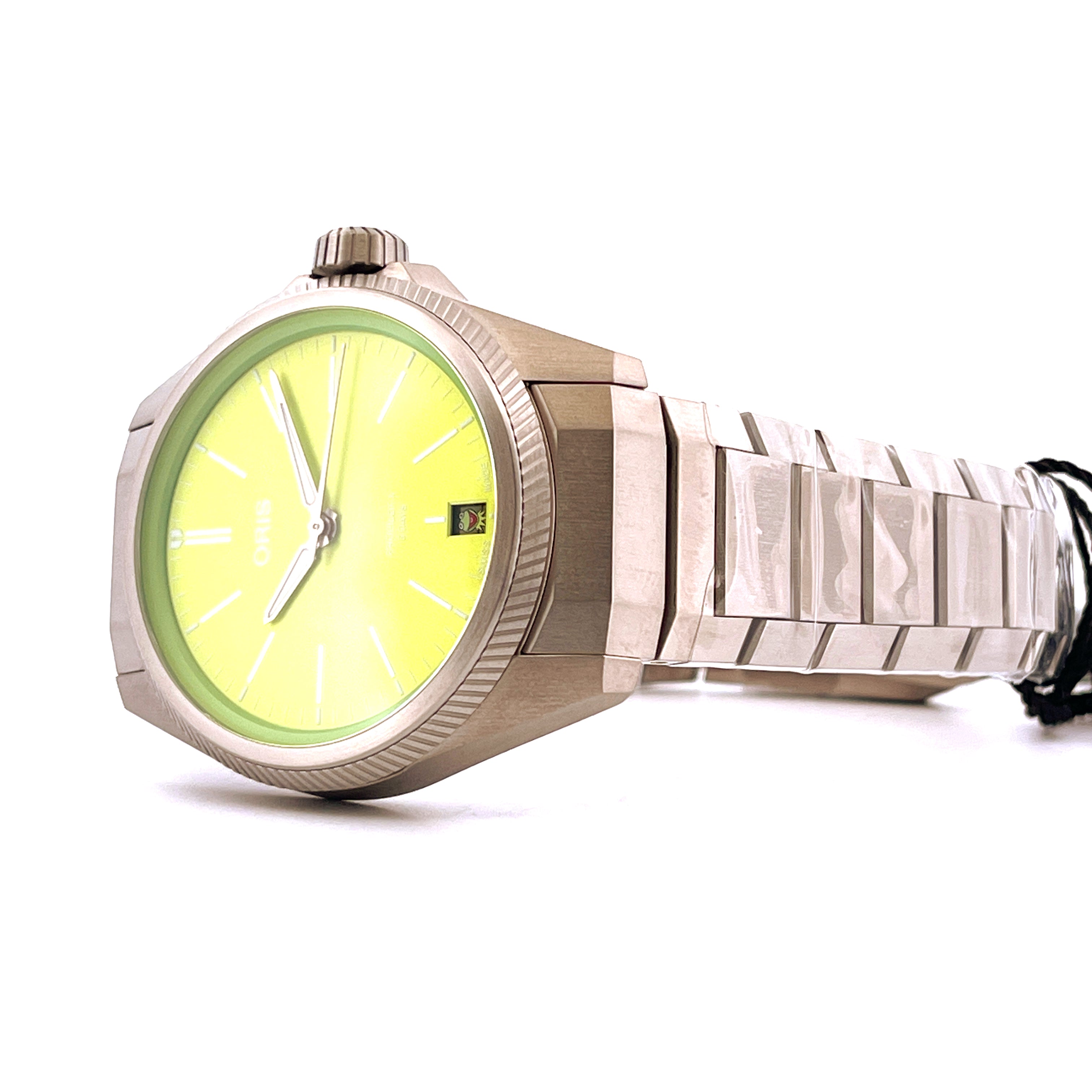 Oris Pro Pilot x Kermit aus Titan mit neongelbem Zifferblatt und Stahlarmband in Nahaufnahme