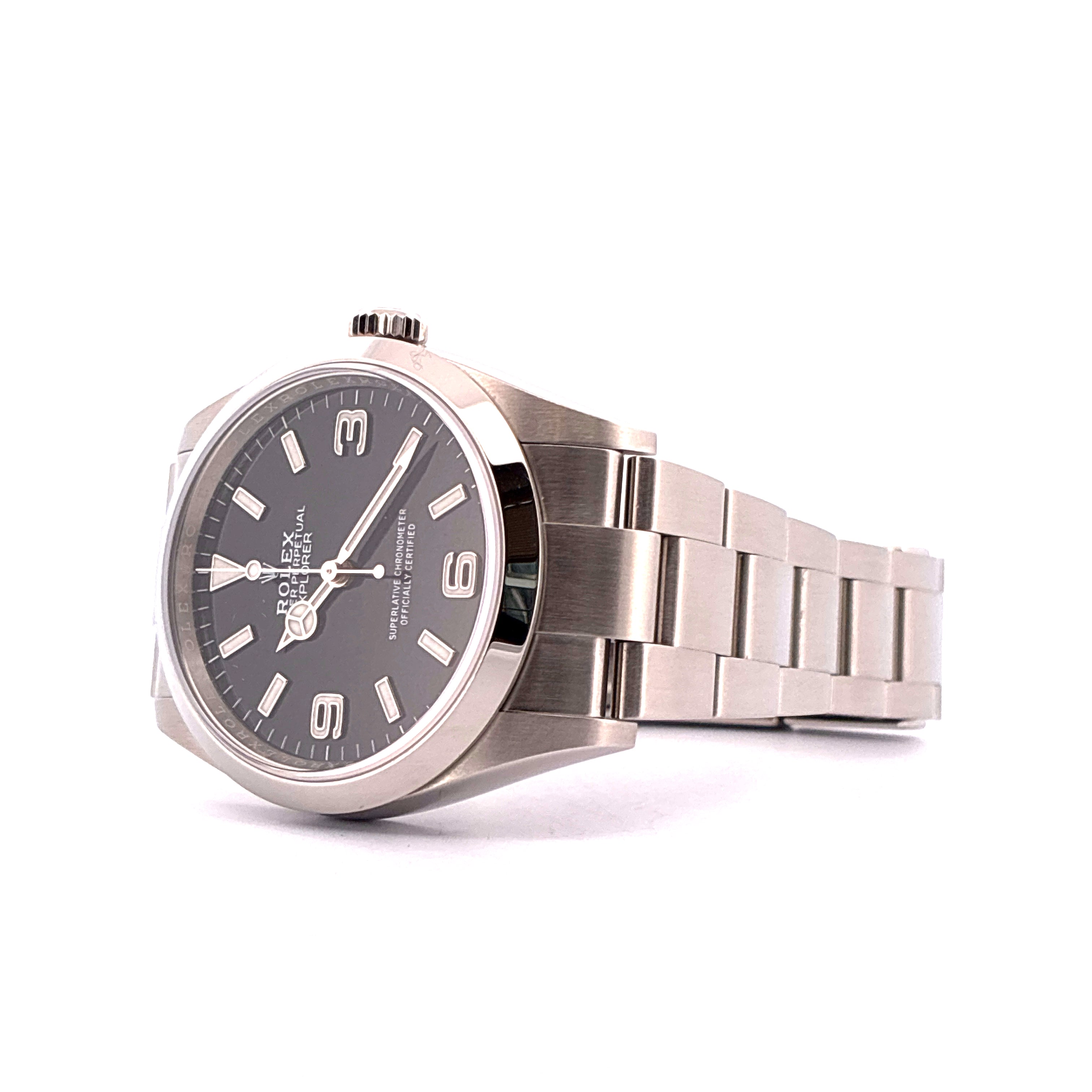 Rolex Explorer Stahl Herrenuhr mit grauem Zifferblatt und Stahlarmband im Profil auf Weiss