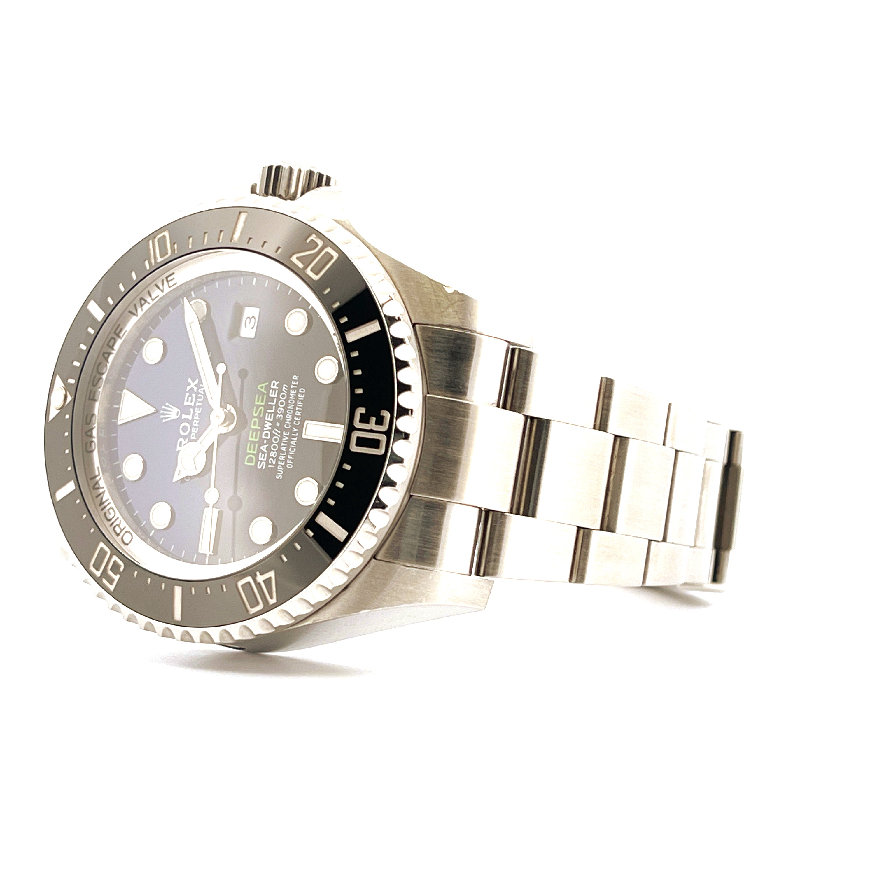 Rolex Sea-Dweller Deepsea 44 mm Stahl Automatik mit grauem Zifferblatt auf weißem Hintergrund