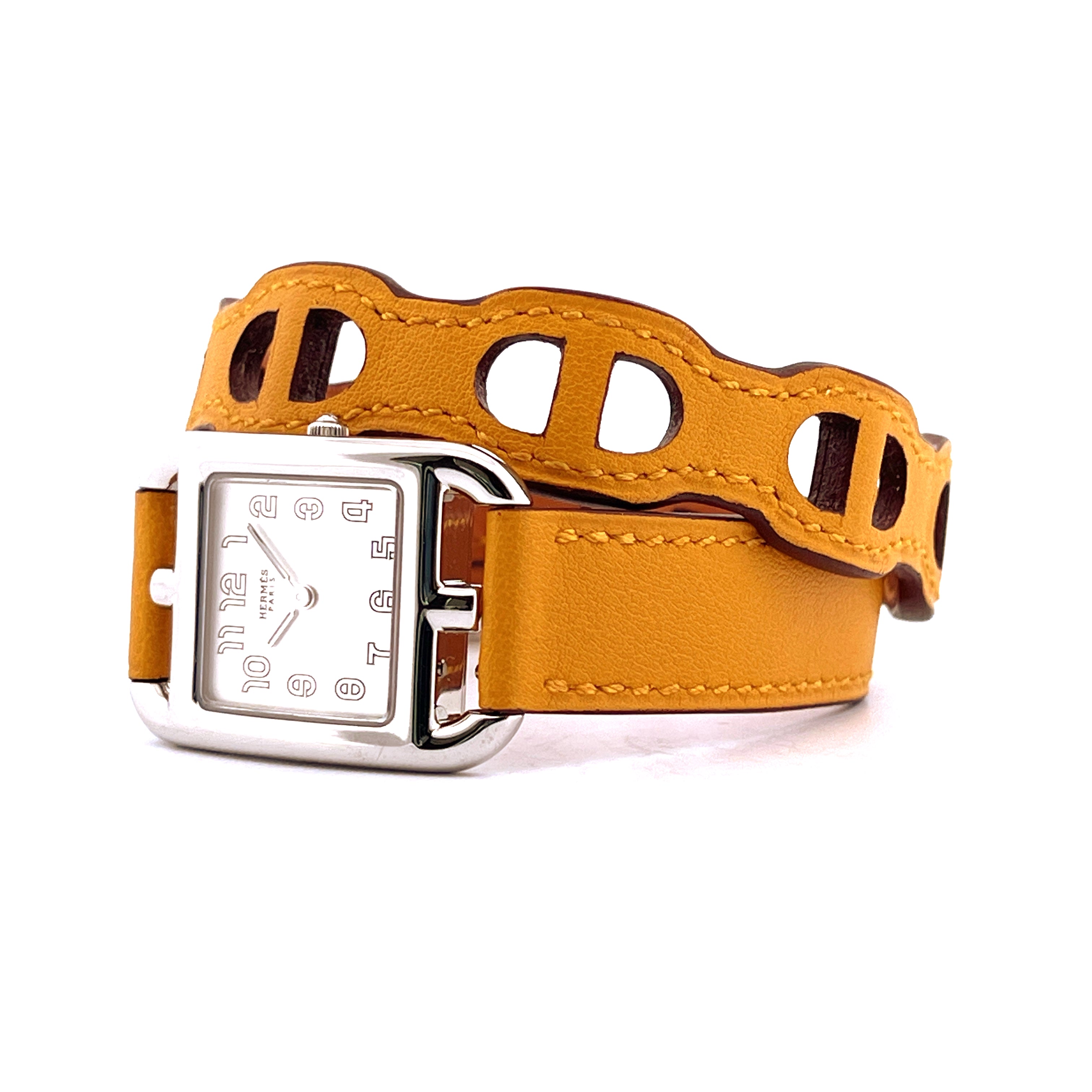 Hermès Cape Cod Uhr mit gelbem Lederarmband und silbernem Gehäuse auf weißem Hintergrund