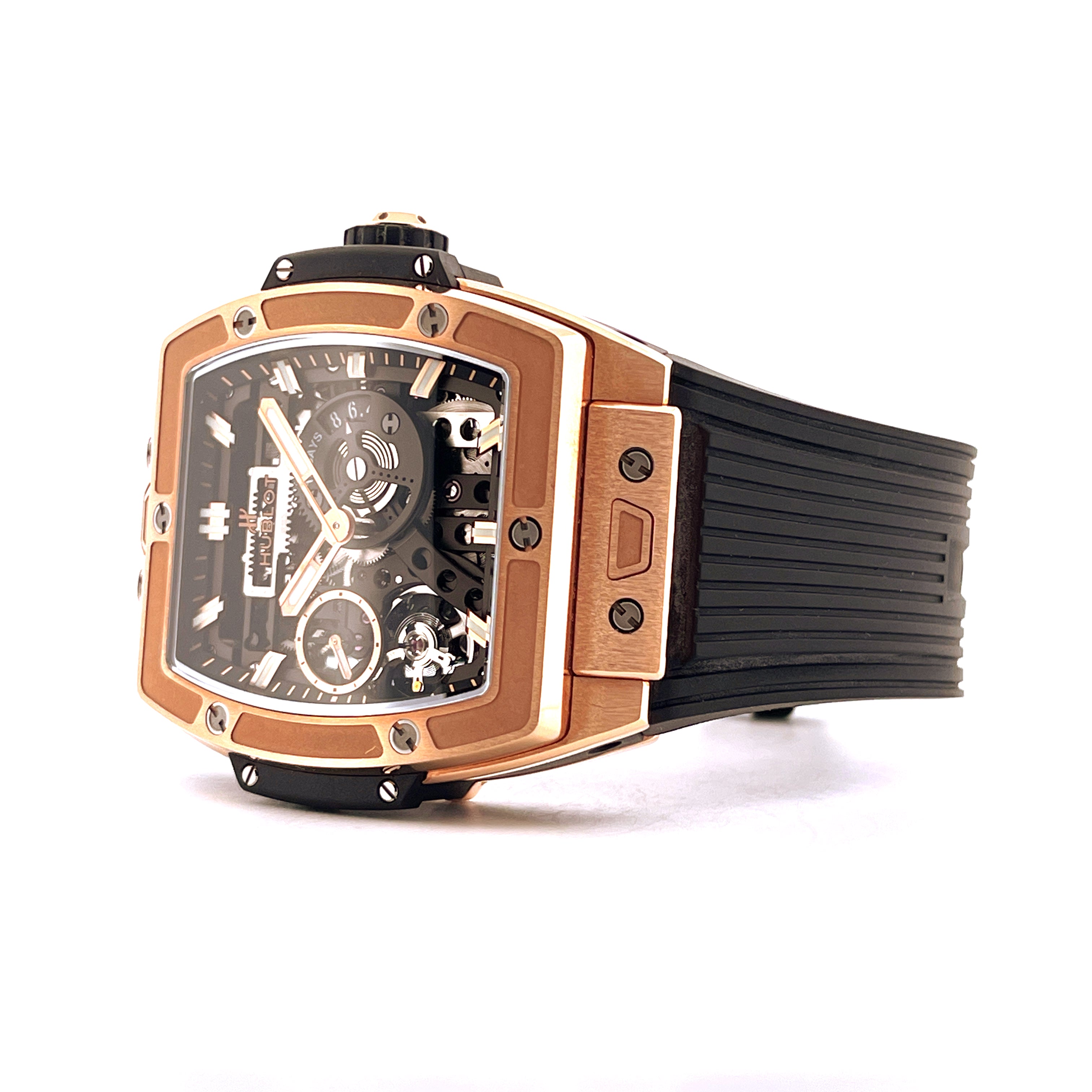 Eine Hublot Spirit Of Big Bang Meca-10 Roségold 2021 im Profil auf weißem Hintergrund