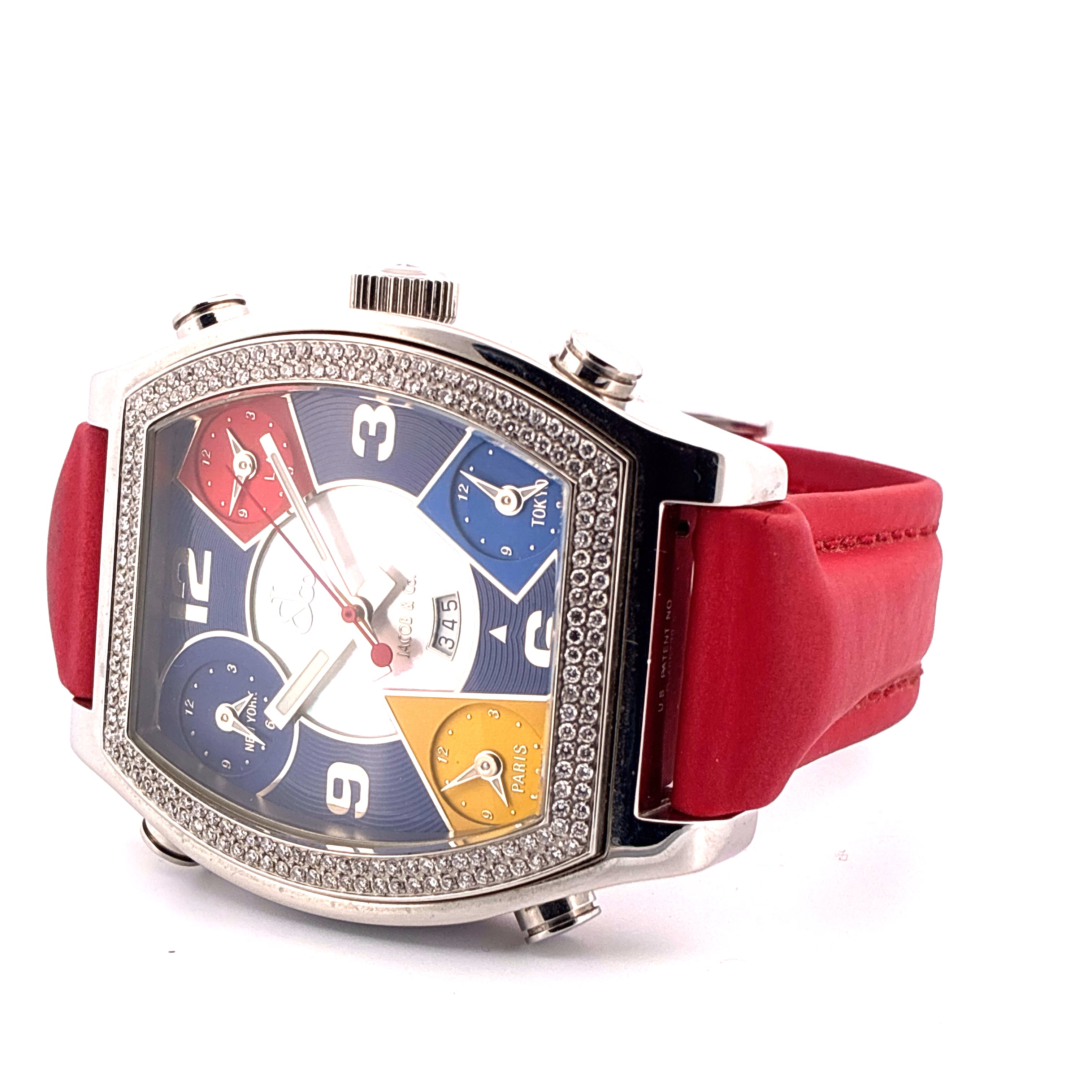 Jacob & Co. Five Time Zone Tonneau Uhr mit Diamantlünette und rotem Lederarmband auf weißem Hintergrund