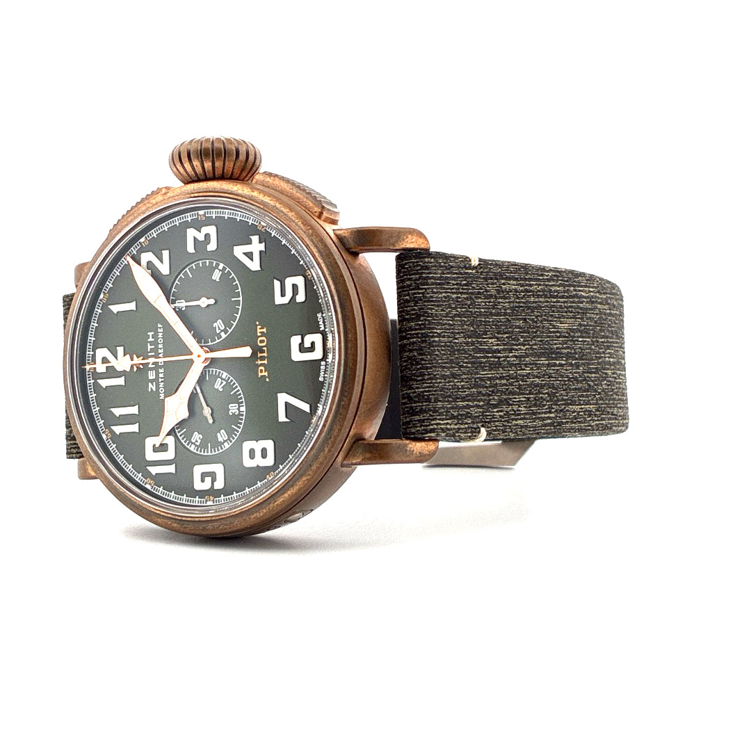 Seitenansicht einer Zenith Pilot Type 20 Chronograph Adventure aus Bronze mit grünem Zifferblatt und Armband