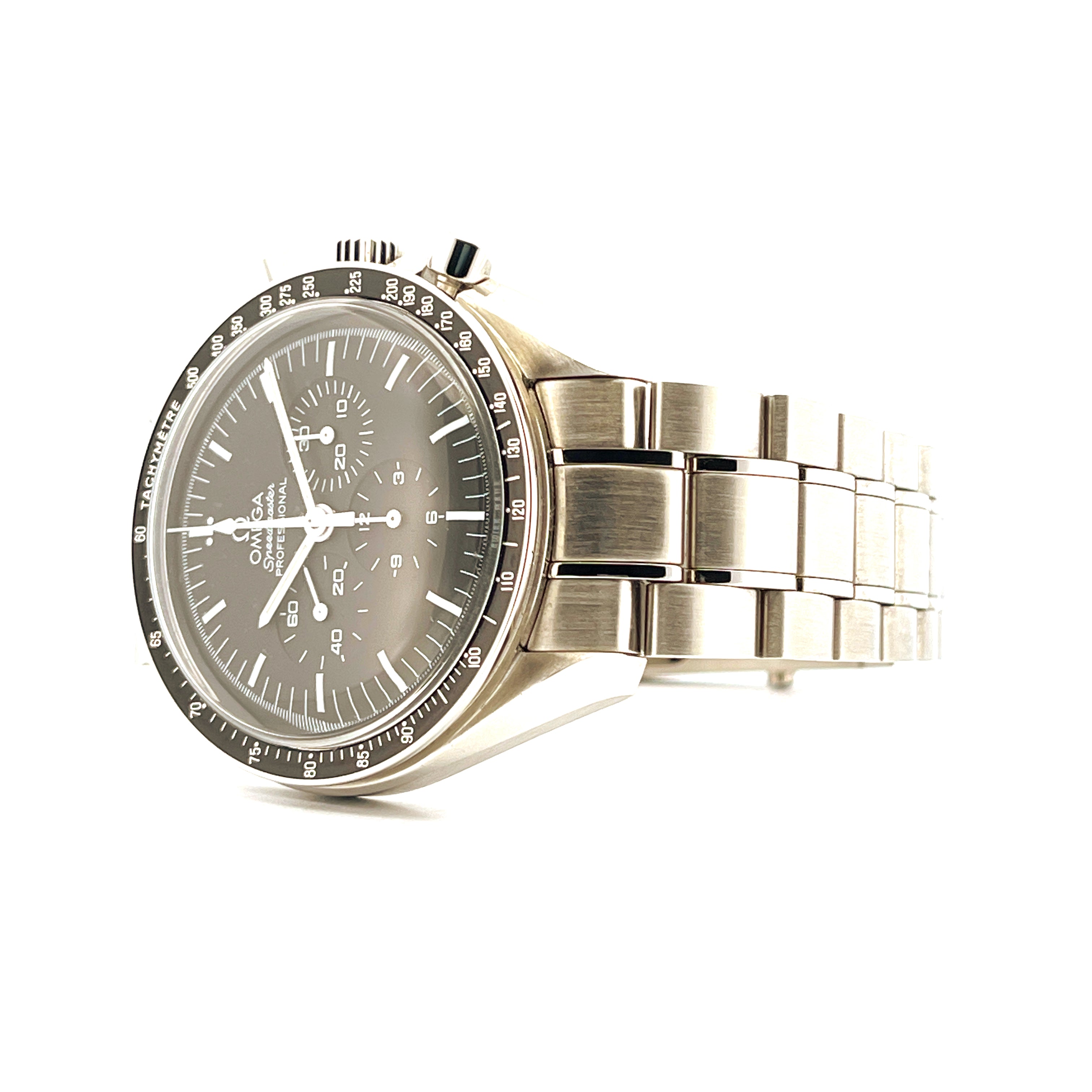 Omega Speedmaster Professional Moonwatch Edelstahl Uhr im Seitenprofil auf weißem Hintergrund mit sichtbarem Armband