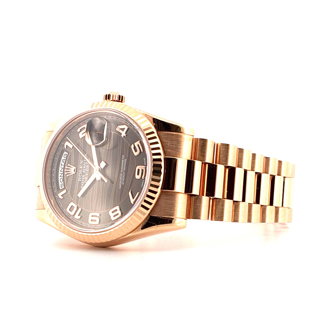 Rolex Day-Date 36 Everose mit grauem Wave Dial und Roségold-Armband auf weißem Hintergrund