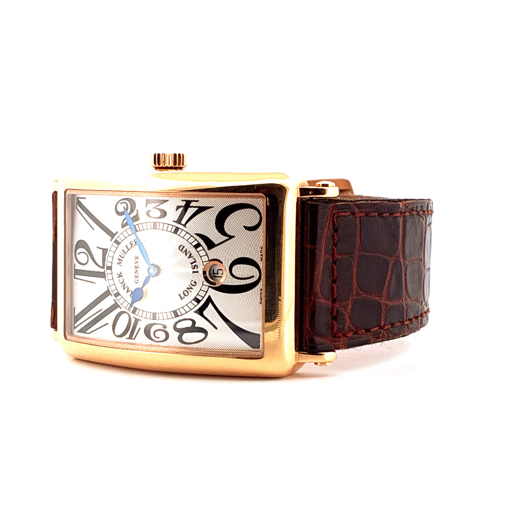 Franck Muller Long Island Roségold Uhr mit braunem Kroko-Lederarmband und arabischen Ziffern auf weißem Hintergrund