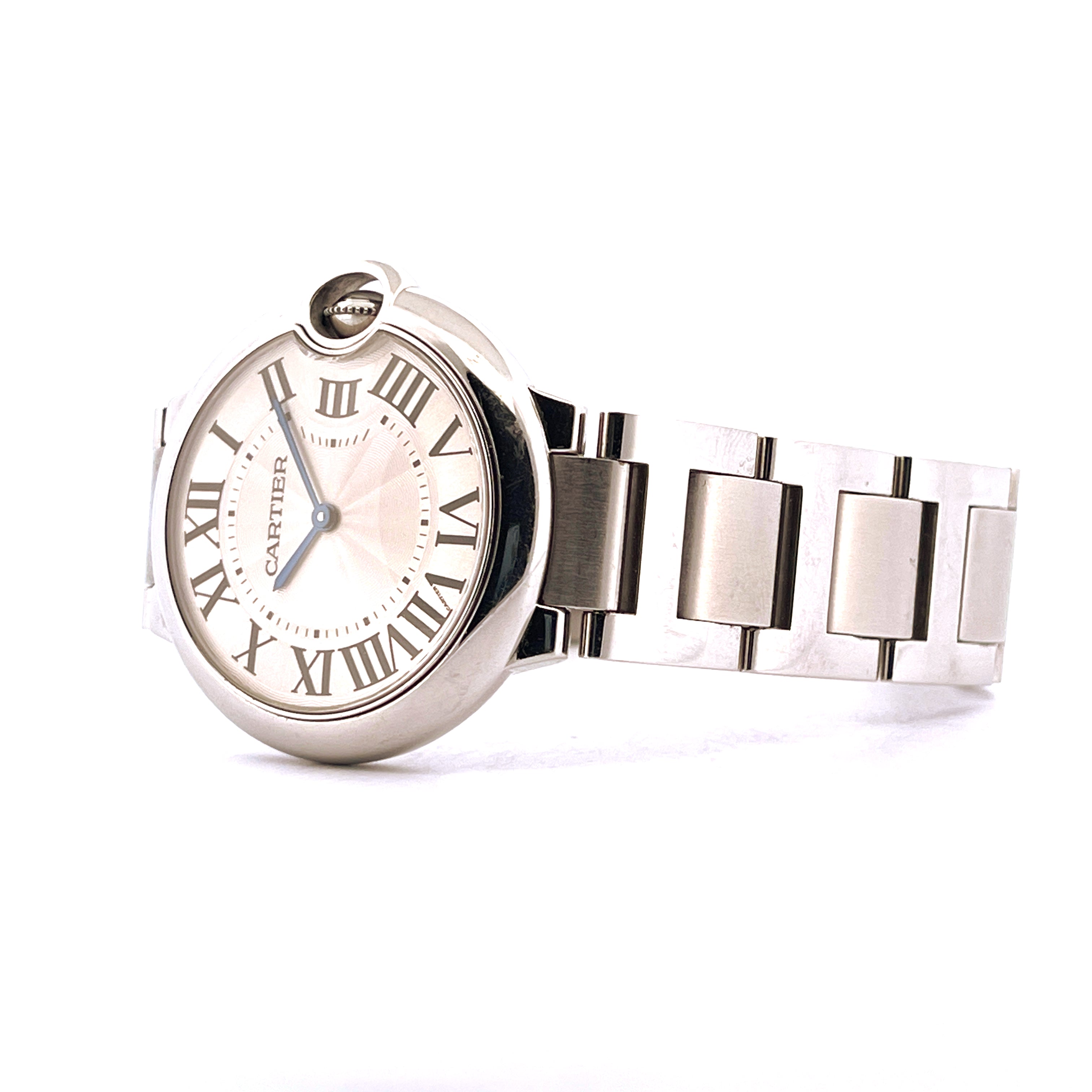 Cartier Ballon Bleu 36 mm Edelstahl Uhr mit römischen Ziffern auf weißem Hintergrund
