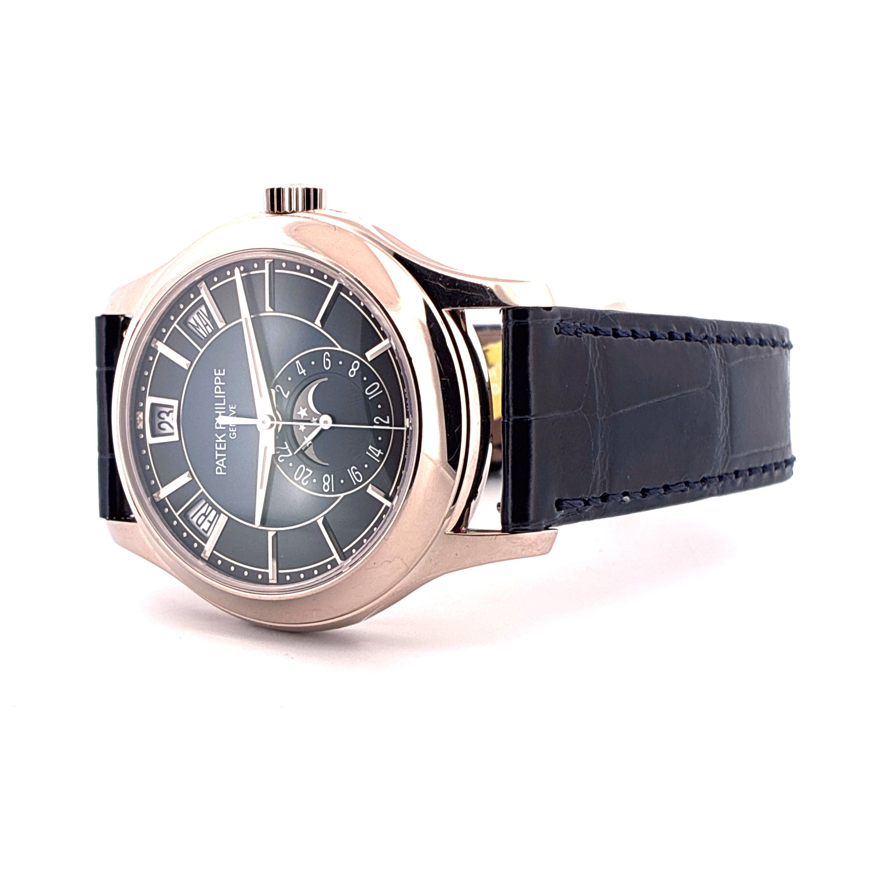 Patek Philippe 5205G-013 Weißgold mit Mondphasenanzeige und schwarzem Lederarmband im Seitenprofil