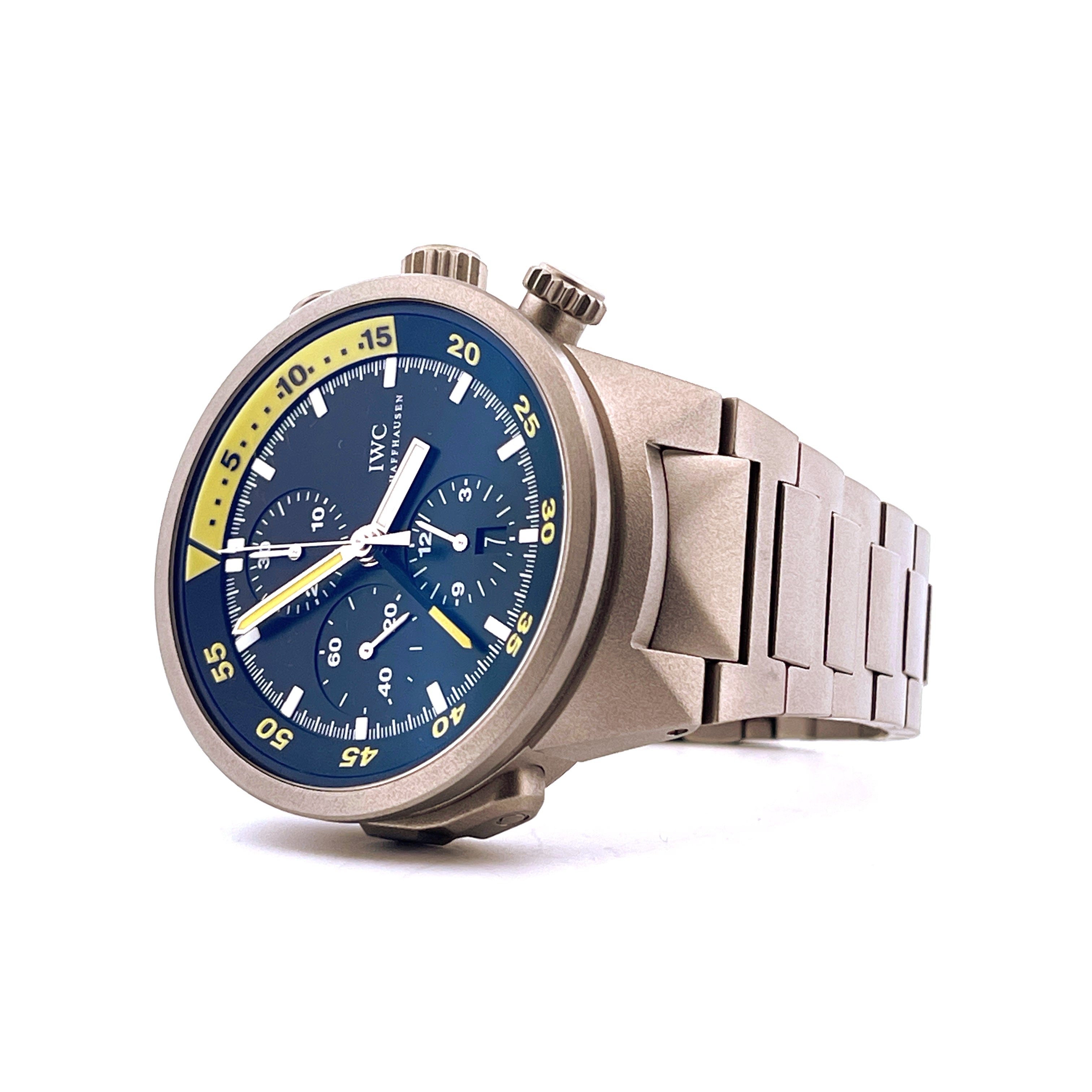 IWC Aquatimer Split Minute Chronograph aus Titan, im Detail von der Seite aufgenommen, dunkelblaues Zifferblatt mit gelben…