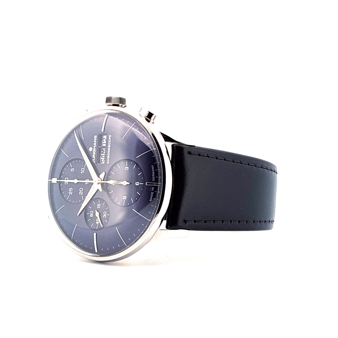 Junghans Meister Chronoscope mit blauem Zifferblatt und schwarzem Lederarmband auf weissem Hintergrund