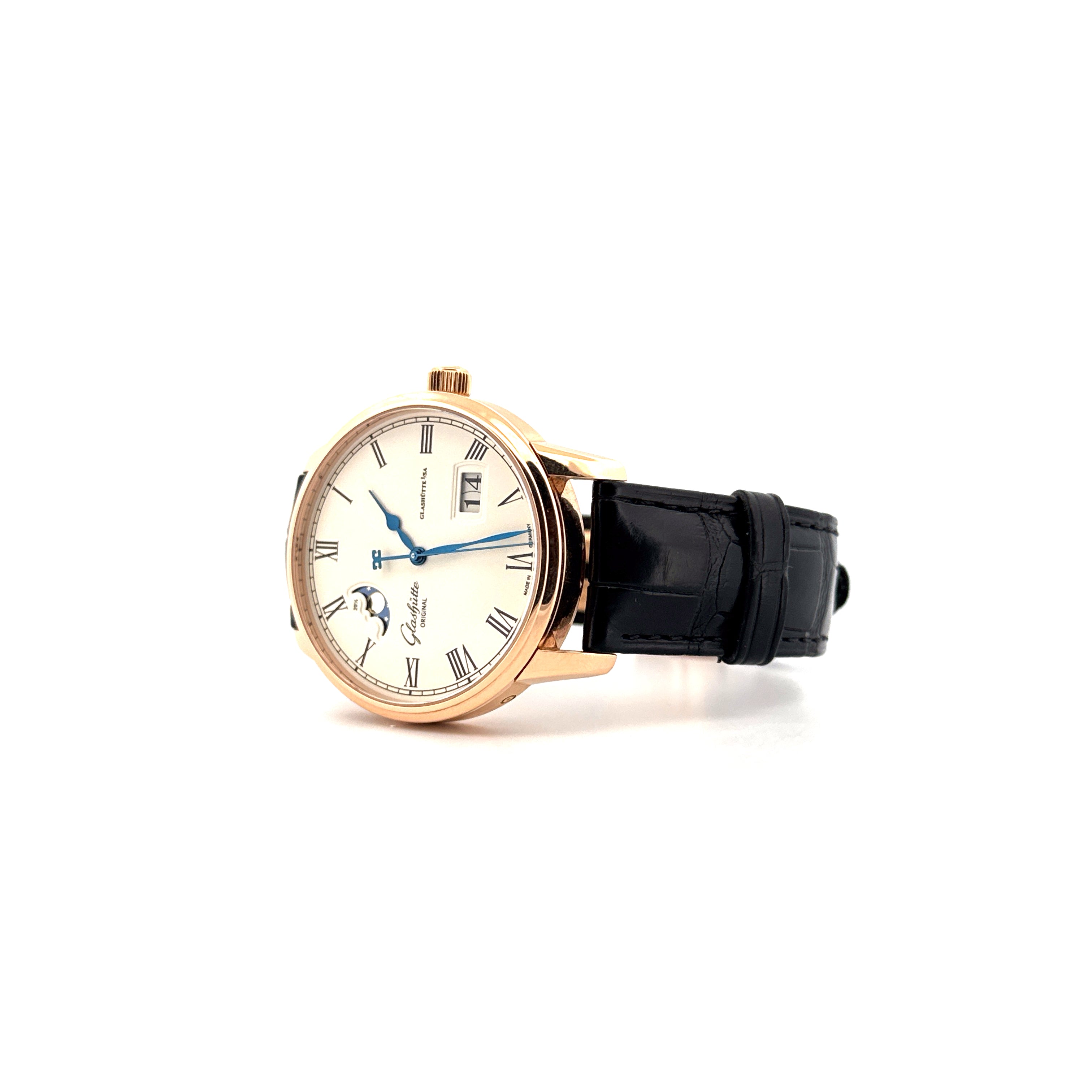 Glashütte Original Senator PanoMaticLunar aus Roségold mit Mondphase und schwarzem Lederarmband Seitenansicht