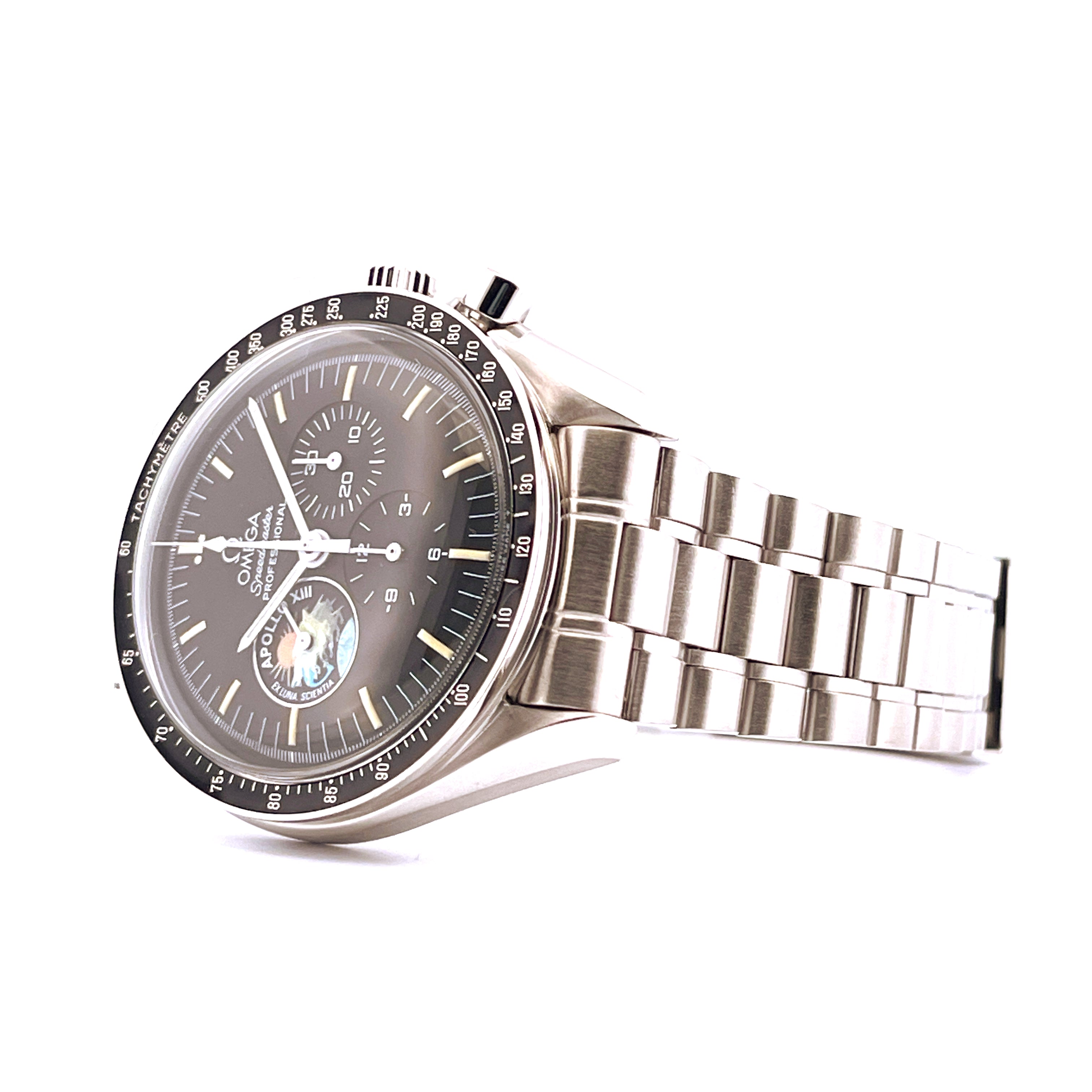 Omega Speedmaster Apollo 13 aus Stahl mit dunklem Zifferblatt und Armband auf weißem Hintergrund