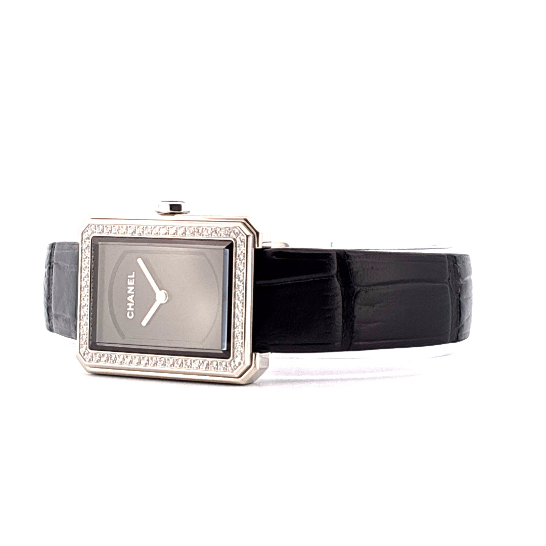 Chanel Boyfriend Damenuhr mit Diamantlünette und schwarzem Lederarmband auf weißem Hintergrund
