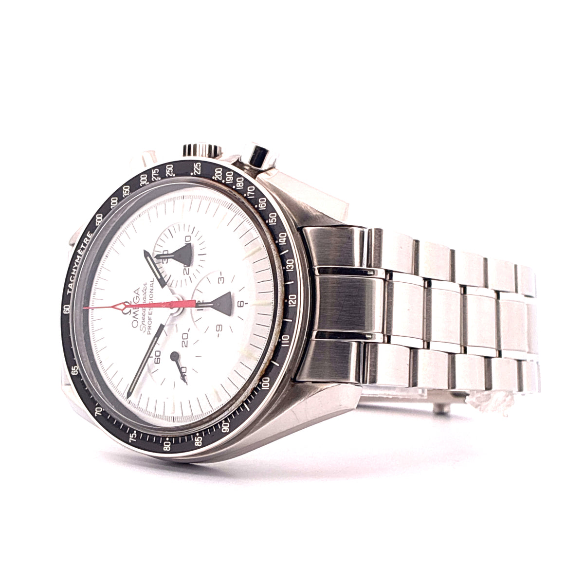 Omega Speedmaster Professional Moonwatch Alaska Project / Limited Edition / very rare / Full-Set / 2008, Schrägansicht mit Zifferblatt, Armband und Krone vor weißem Hintergrund
