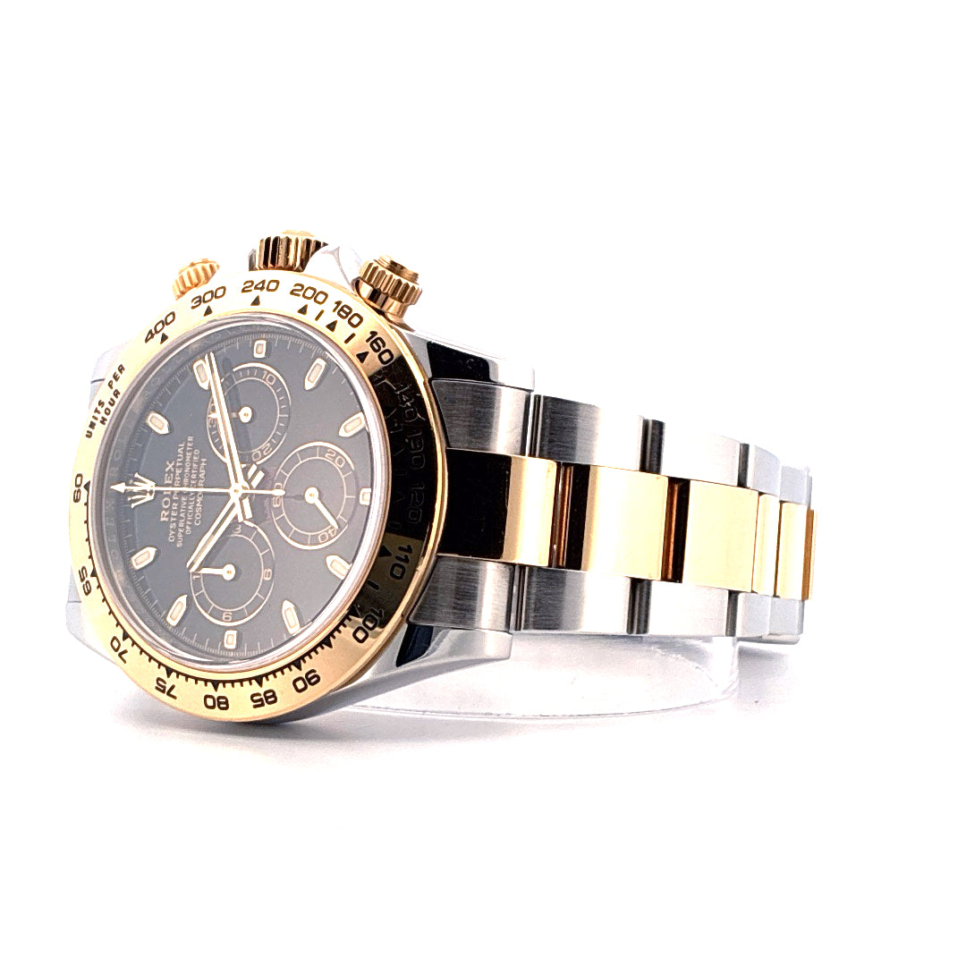 Rolex Daytona Bicolor (2016) Automatikuhr mit goldener Lünette und bicolor-Armband auf weißem Hintergrund