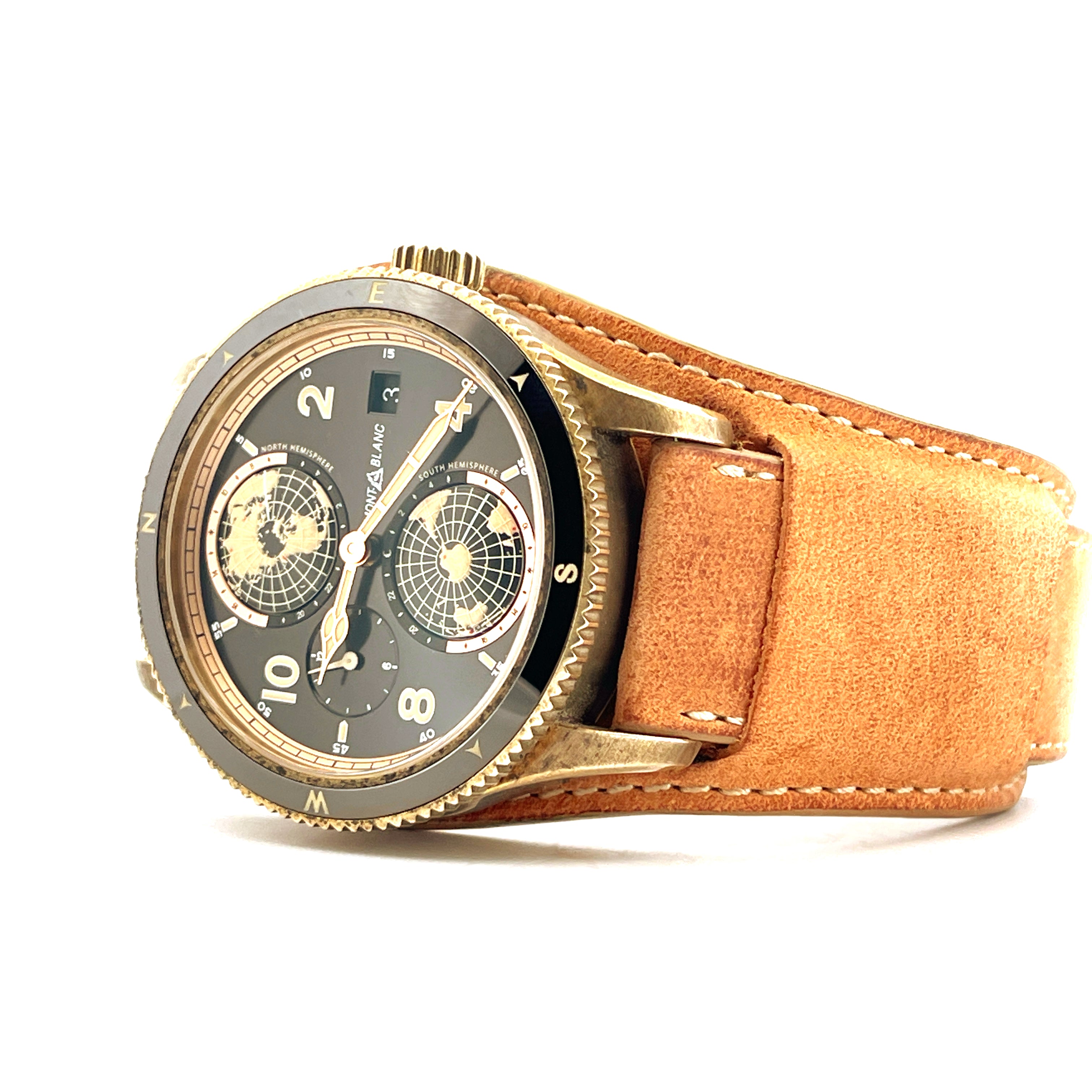 Montblanc 1858 Geosphere Bronze Uhr mit braunem Lederarmband aus der Vogelperspektive auf weißem Hintergrund
