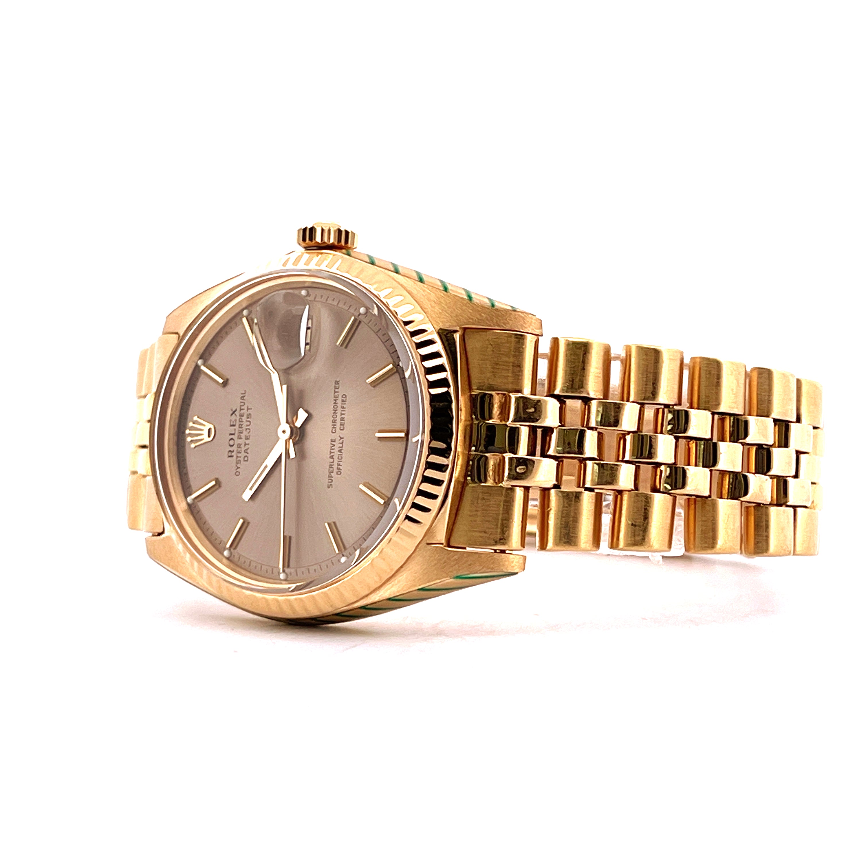 Rolex Datejust 36mm Gelbgold Automatik Uhr im Seitenprofil auf weißem Hintergrund mit goldenem Jubilée Armband