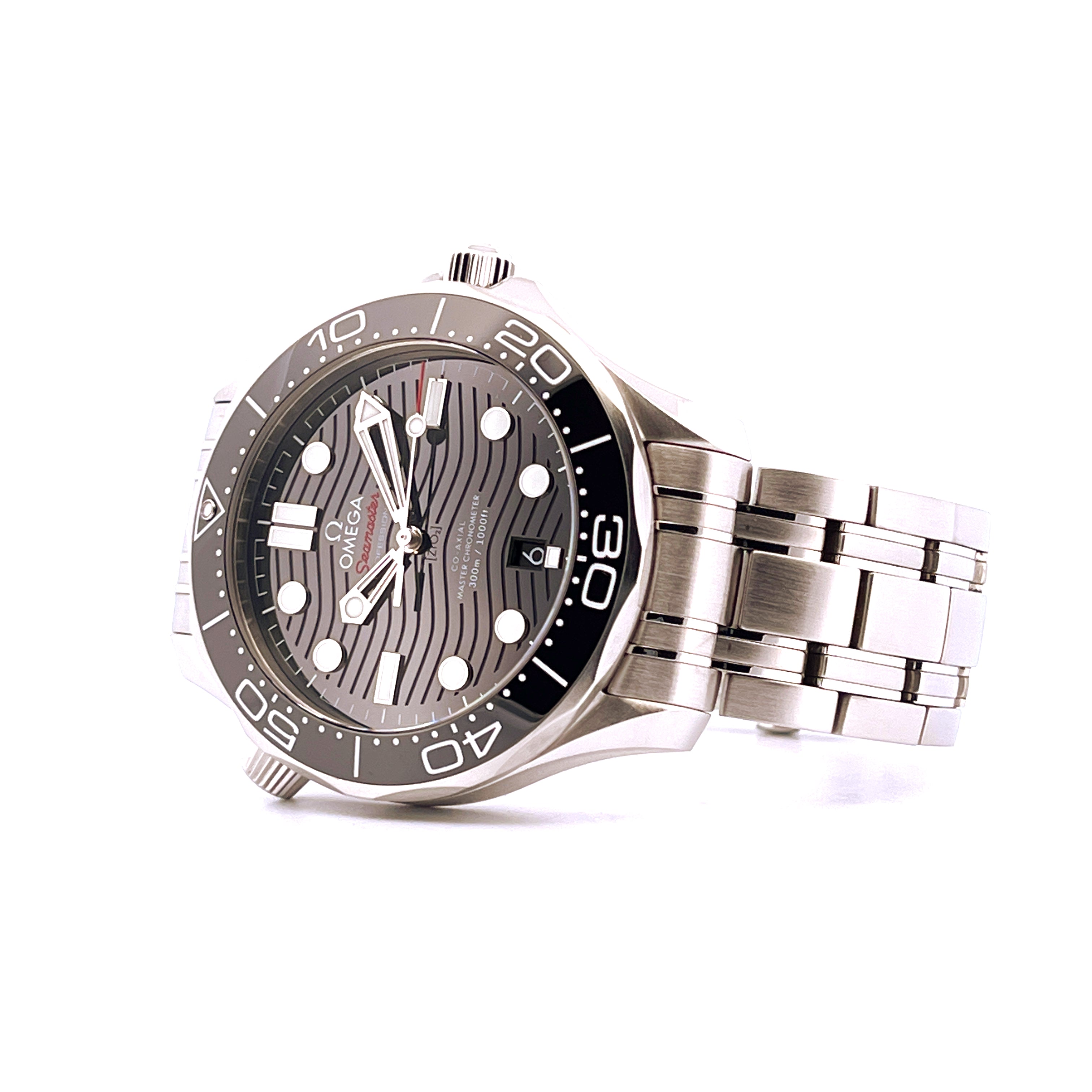 Omega Seamaster Diver 300 M aus Edelstahl, schräg von der Seite mit Wellenmuster auf dem Zifferblatt