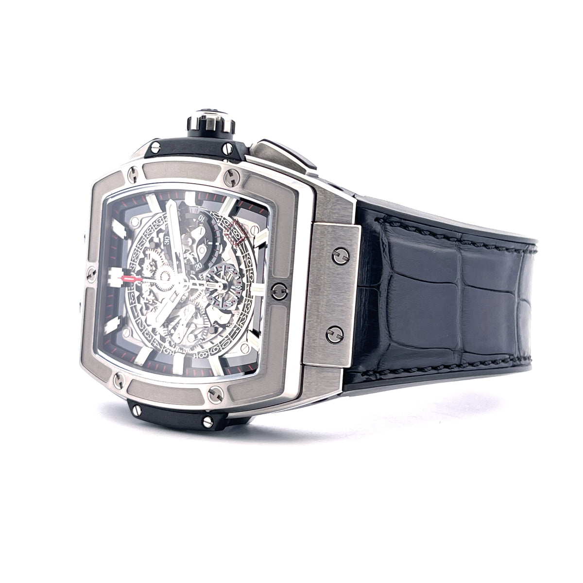 Hublot Spirit Of Big Bang 45 mm / 601.NX.0173.LR / Titan / Grey / Full Set + Invoice / Germany / 2015, Schrägansicht mit Zifferblatt, Krone und Armband vor weißem Hintergrund