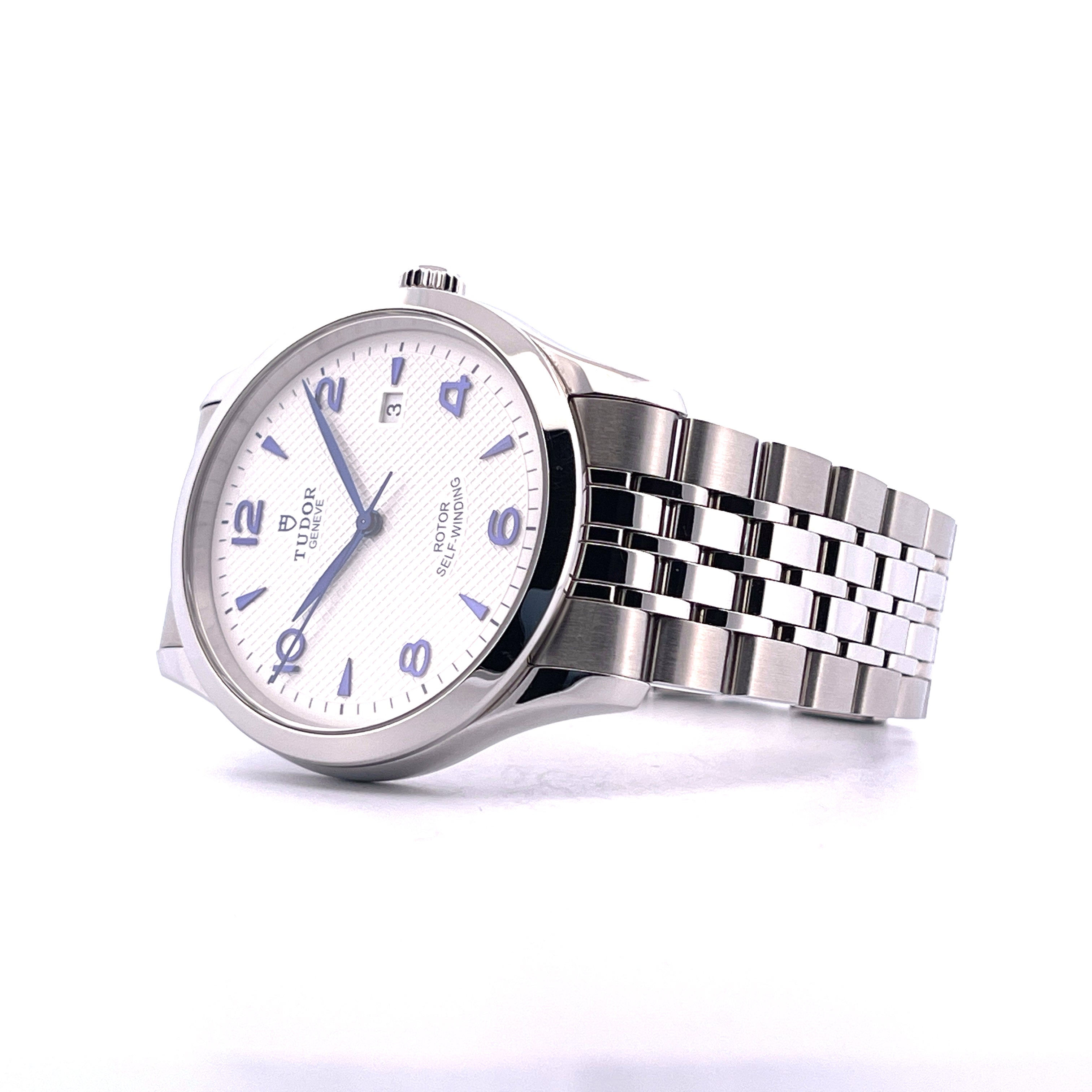 Tudor 1926 41mm Edelstahluhr mit weissem Zifferblatt und silbernem Gliederarmband auf weißem Hintergrund