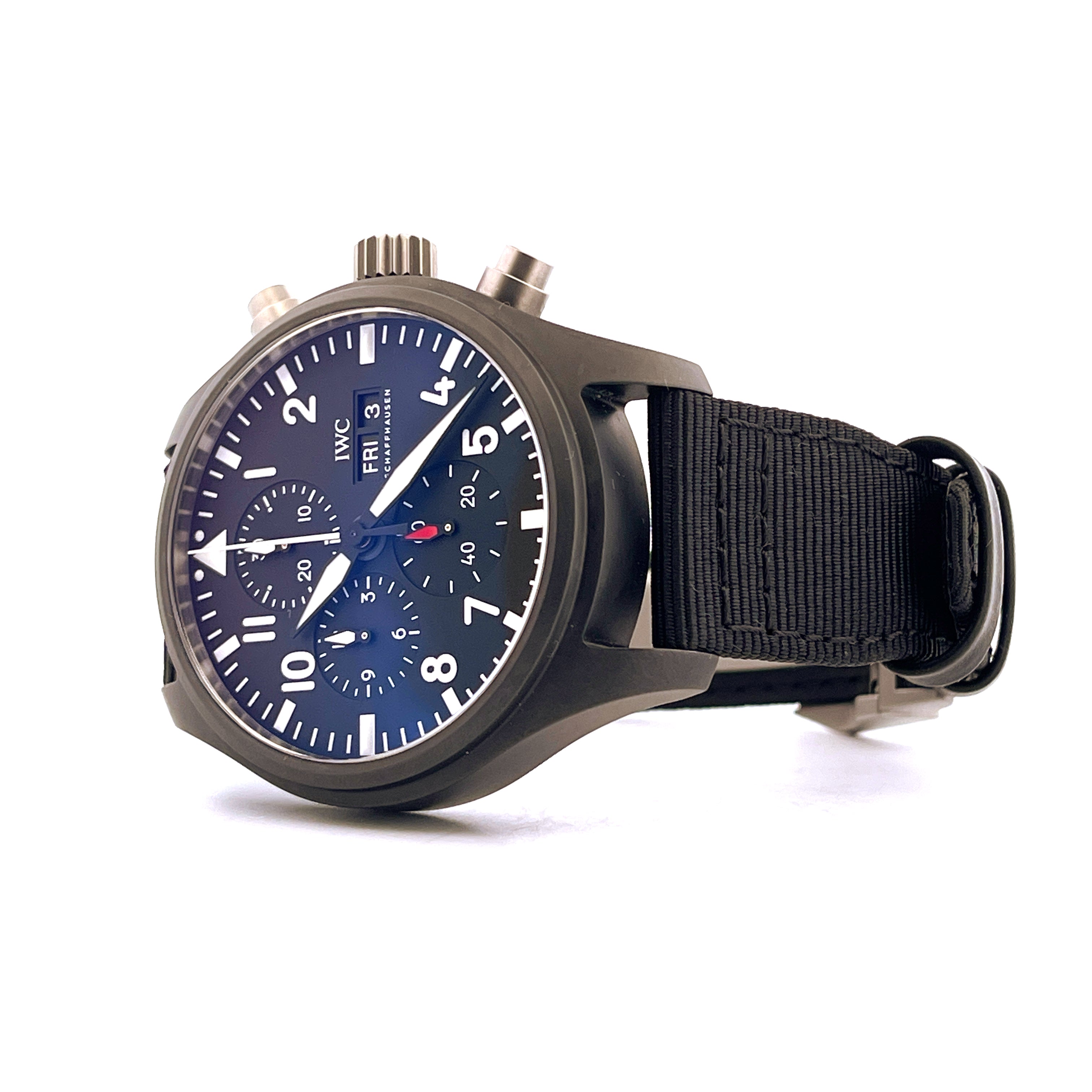 IWC Pilot Chronograph Ceramic Day&Date 2022 schwarzes Zifferblatt und Nylonarmband aus der Seitenansicht