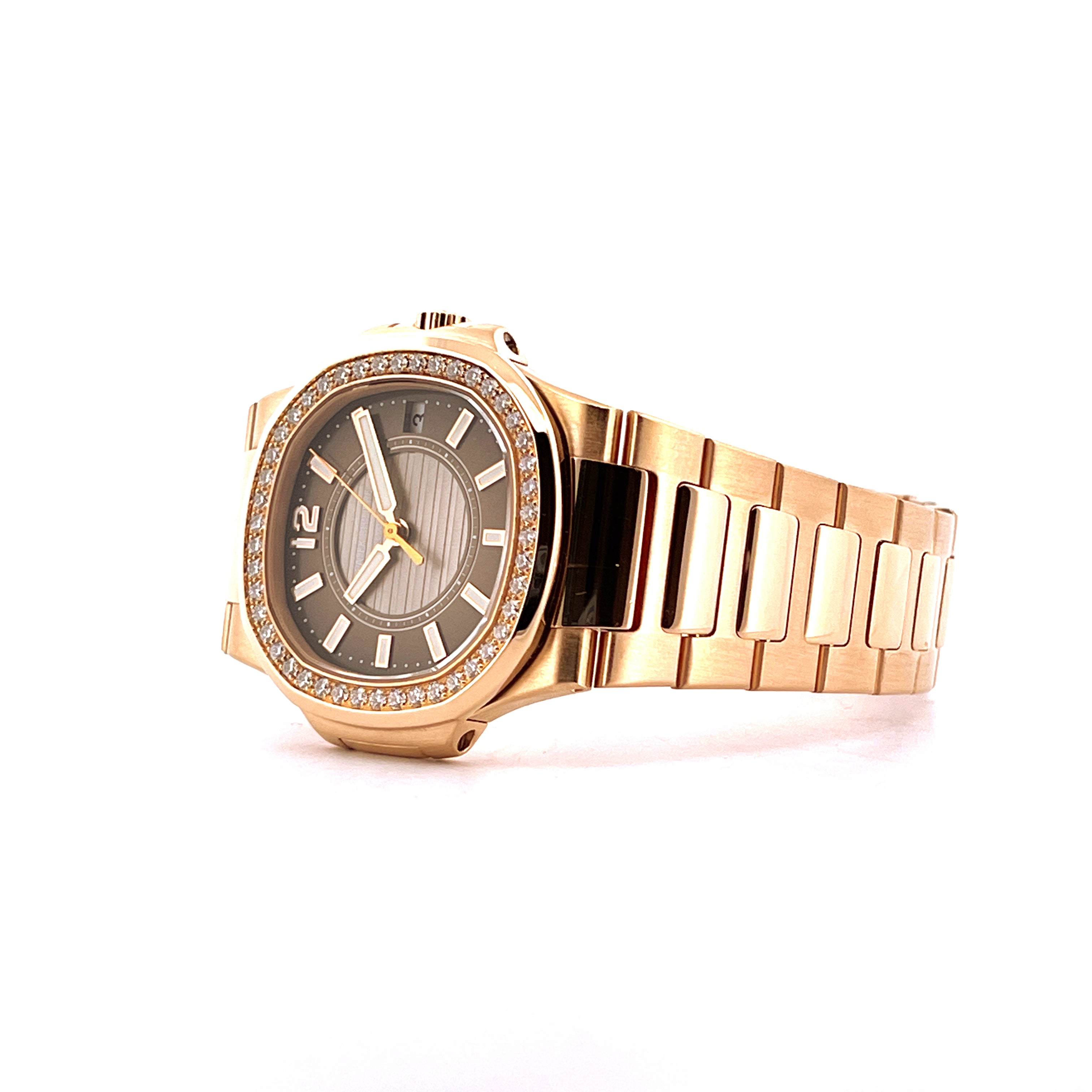 Patek Philippe Nautilus Lady 7010 Roségold mit Diamanten, Seitenansicht der Uhr auf weißem Hintergrund