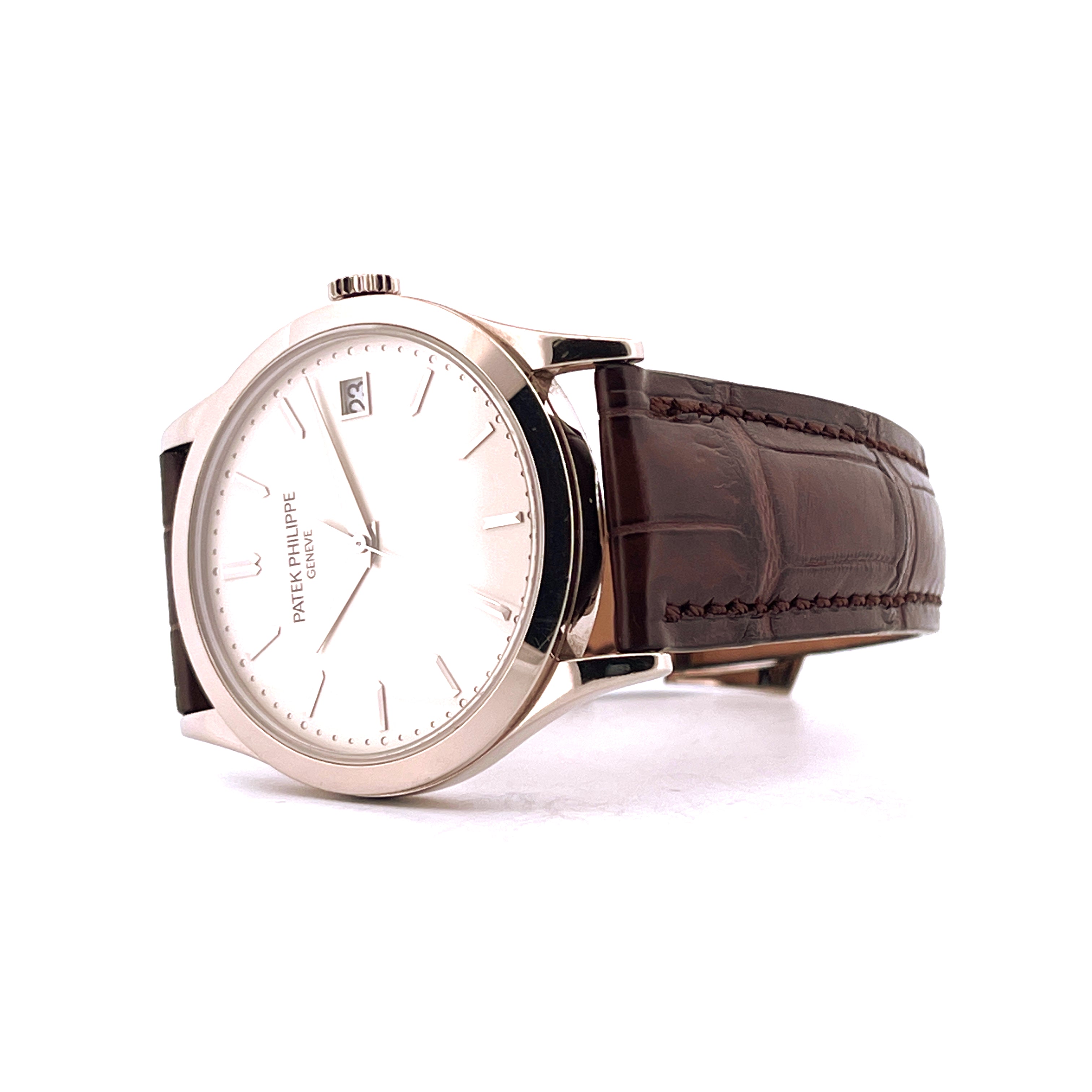 Patek Philippe Calatrava 5296G-010 Weißgold Uhr mit braunem Lederarmband seitlich auf weißem Hintergrund