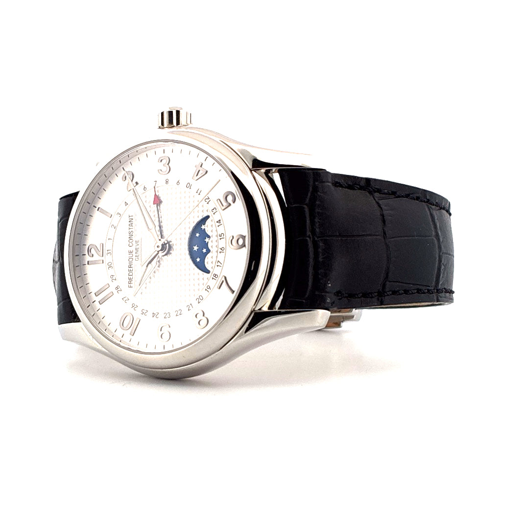 Frederique Constant Runabout Moonphase im Profil, Edelstahlgehäuse, weißes Zifferblatt mit Mondphase, schwarzes Lederarmband