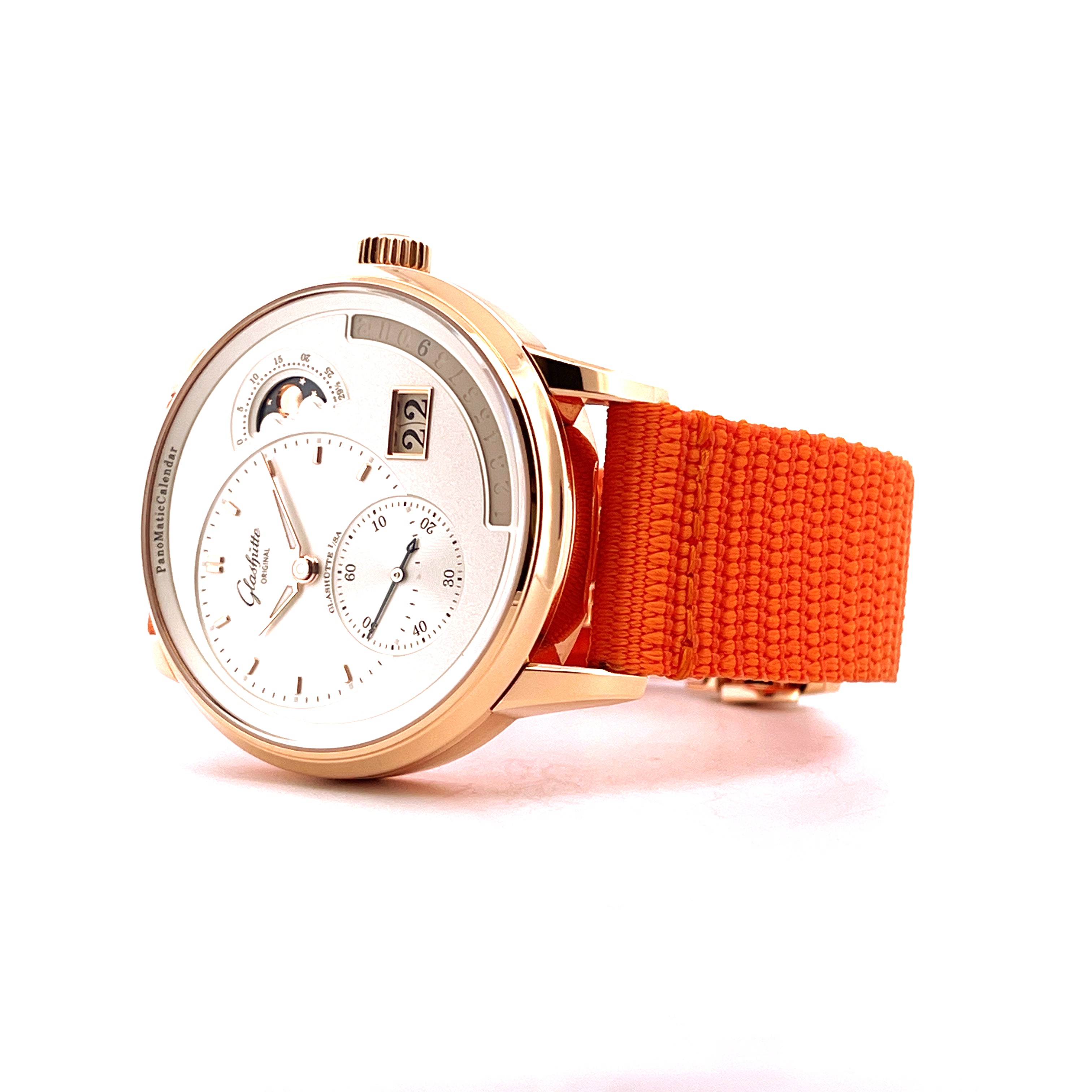 Glashütte Original Panomaticcalendar Roségold mit orangefarbenem Textilarmband im Profil auf weißem Hintergrund