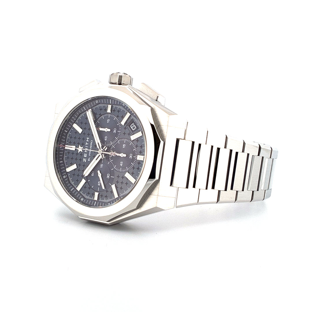 Zenith Defy Skyline Chronograph aus Edelstahl, Automatik, auf weißem Hintergrund