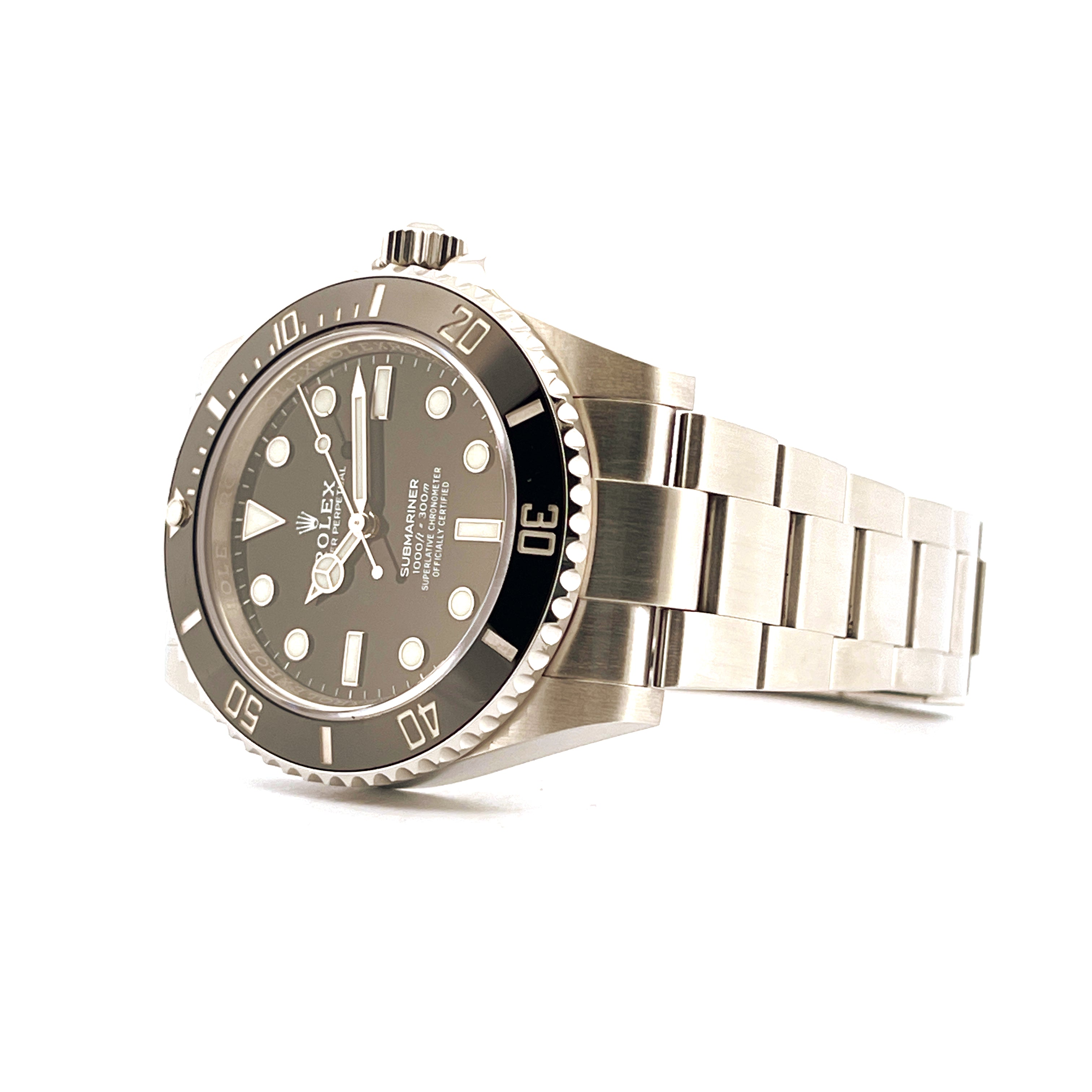 Rolex Submariner No Date (2021) mit Stahlgehäuse und schwarzer Lünette auf weißem Hintergrund