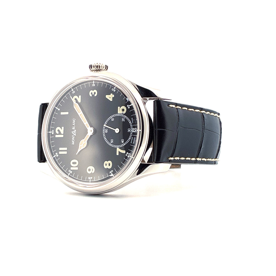Montblanc Small Second 1858 Handaufzug Edelstahl mit schwarzem Lederarmband auf weißem Hintergrund