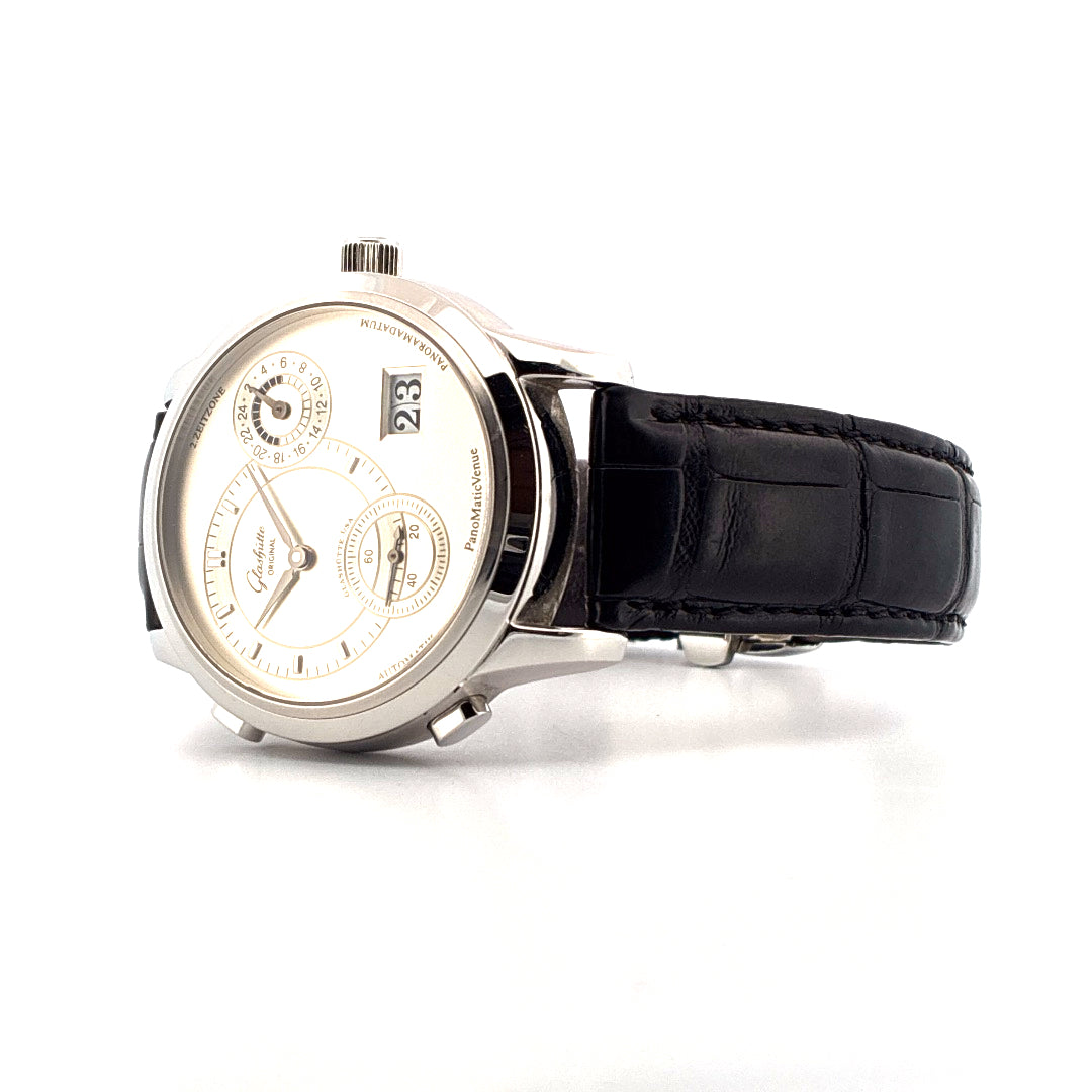 Glashütte Original PanoMatic Venue mit weissem Zifferblatt, schwarzem Lederarmband und Datumsanzeige auf weißem Hintergrund