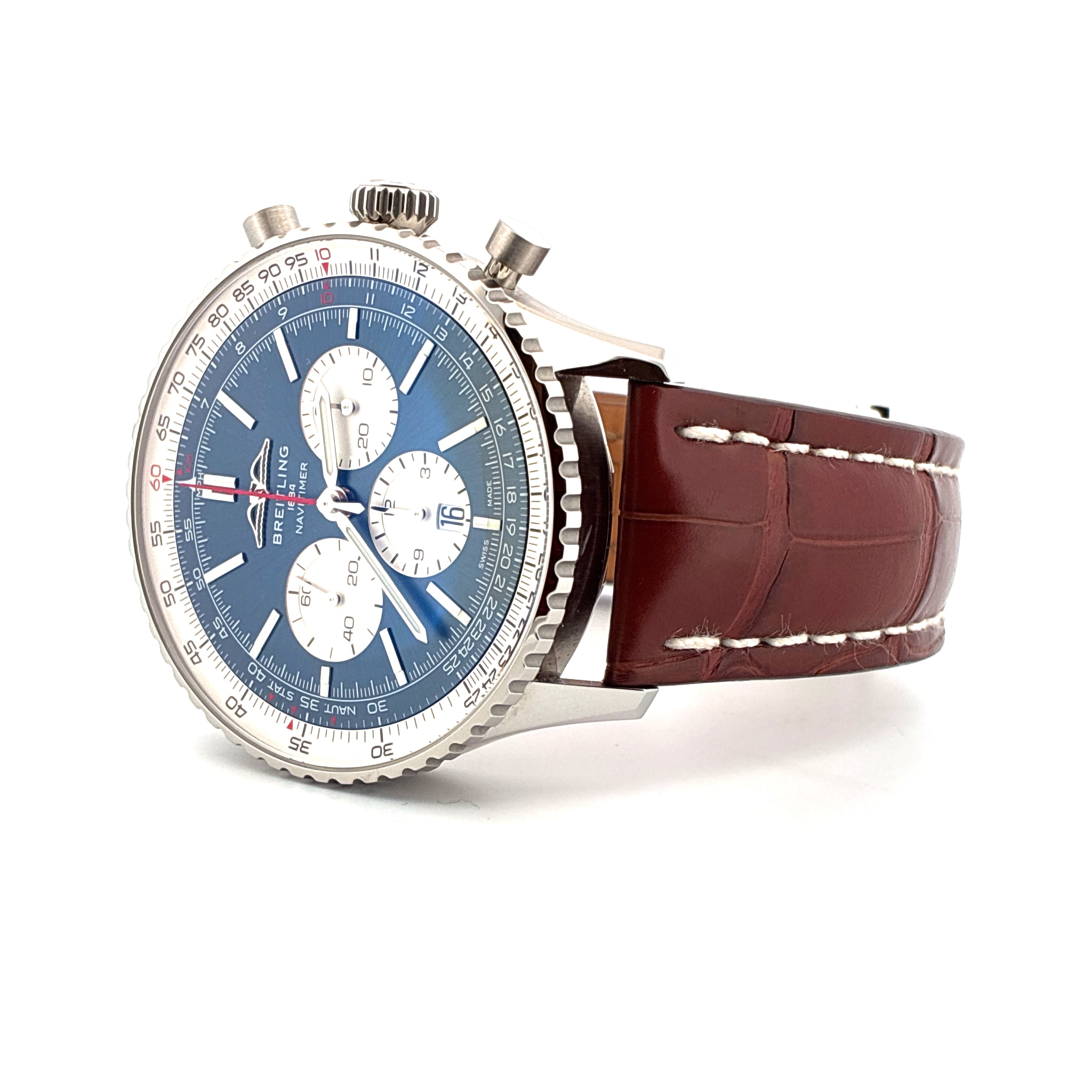 Breitling Navitimer B01 Chronograph mit blauem Zifferblatt und braunem Lederarmband
