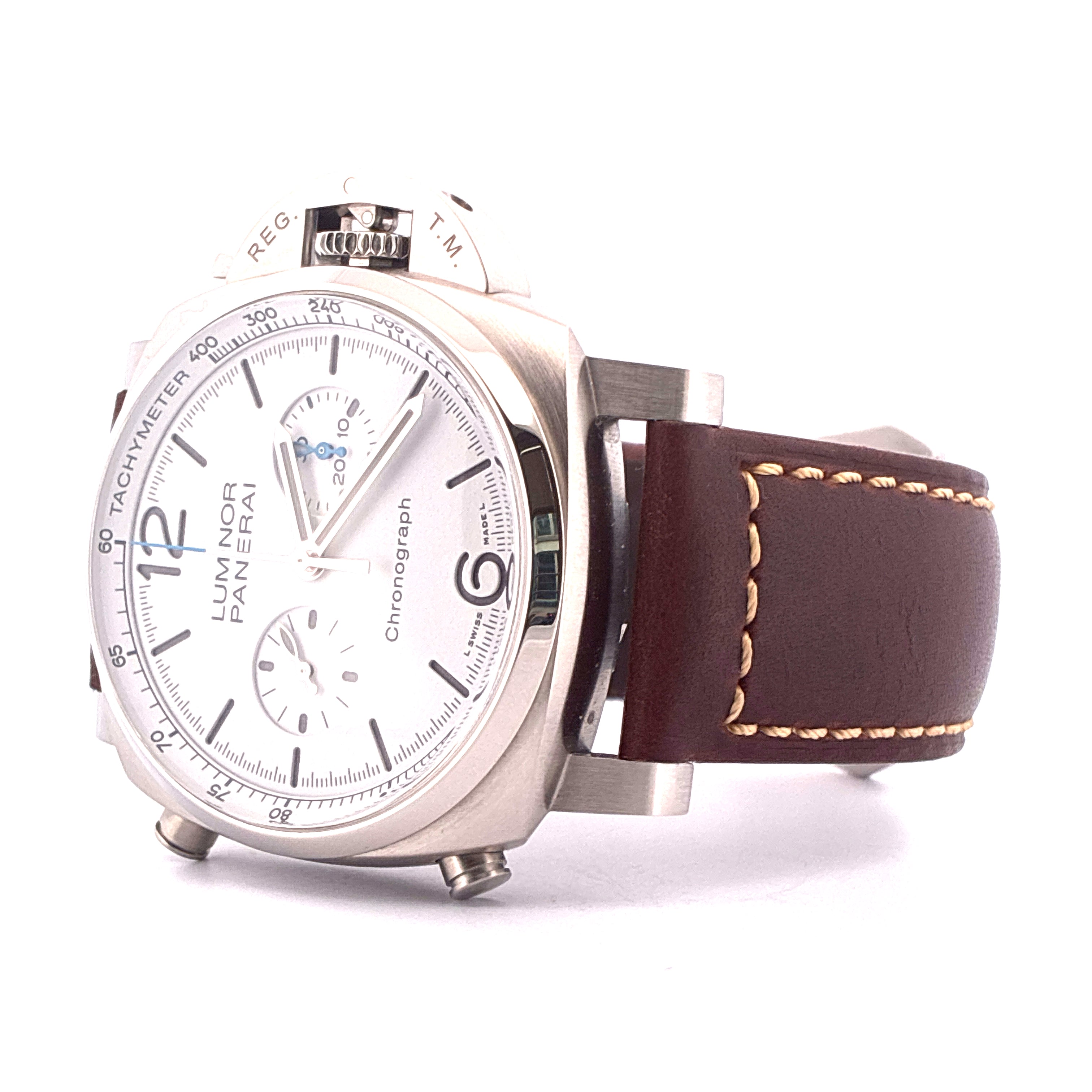 Panerai Luminor Chrono 44 mm aus Edelstahl mit braunem Lederarmband, weissem Zifferblatt und Tachymeterskala